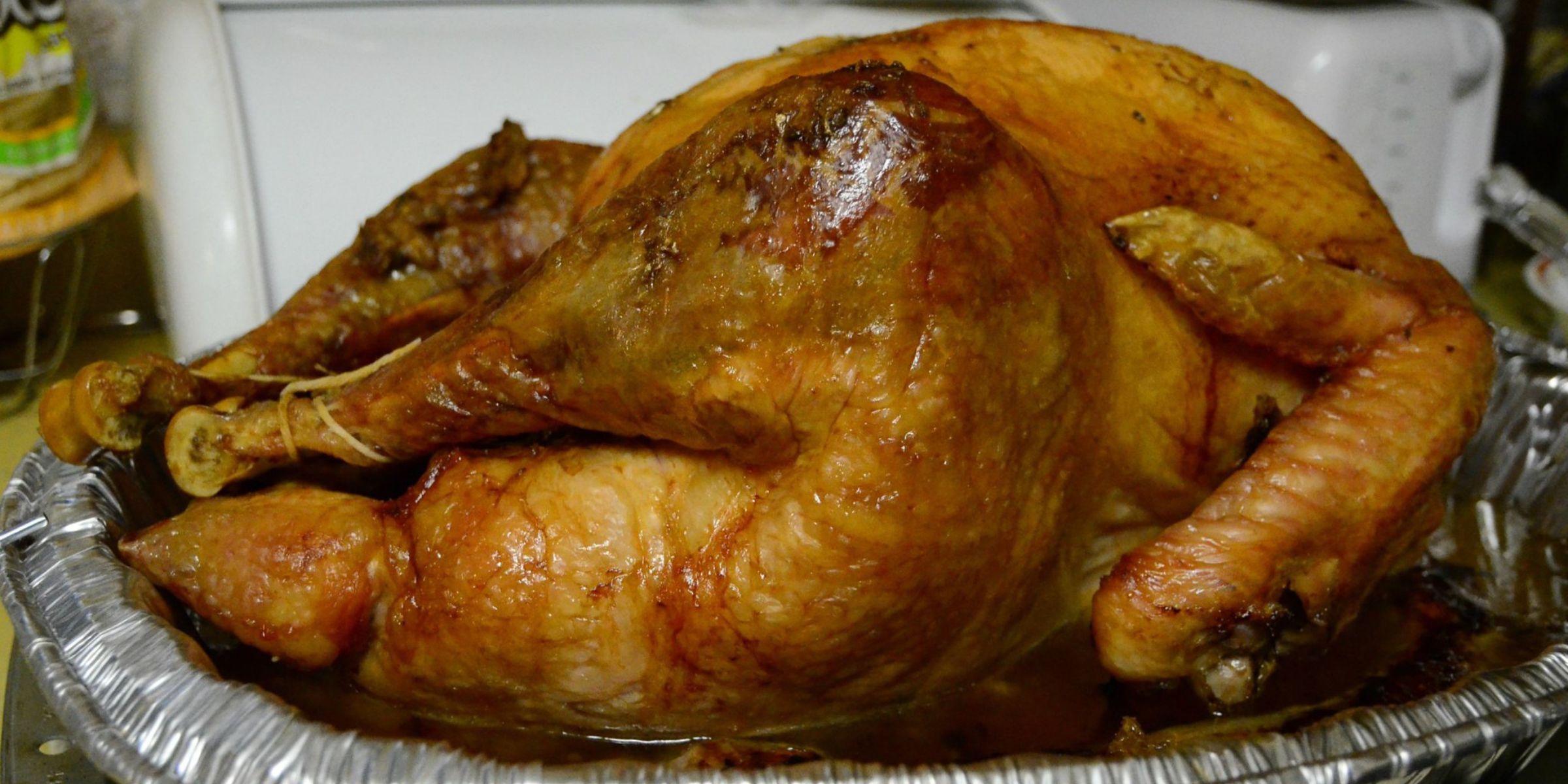 Un pavo de Acción de Gracias en una bandeja de aluminio | Fuente: Flickr