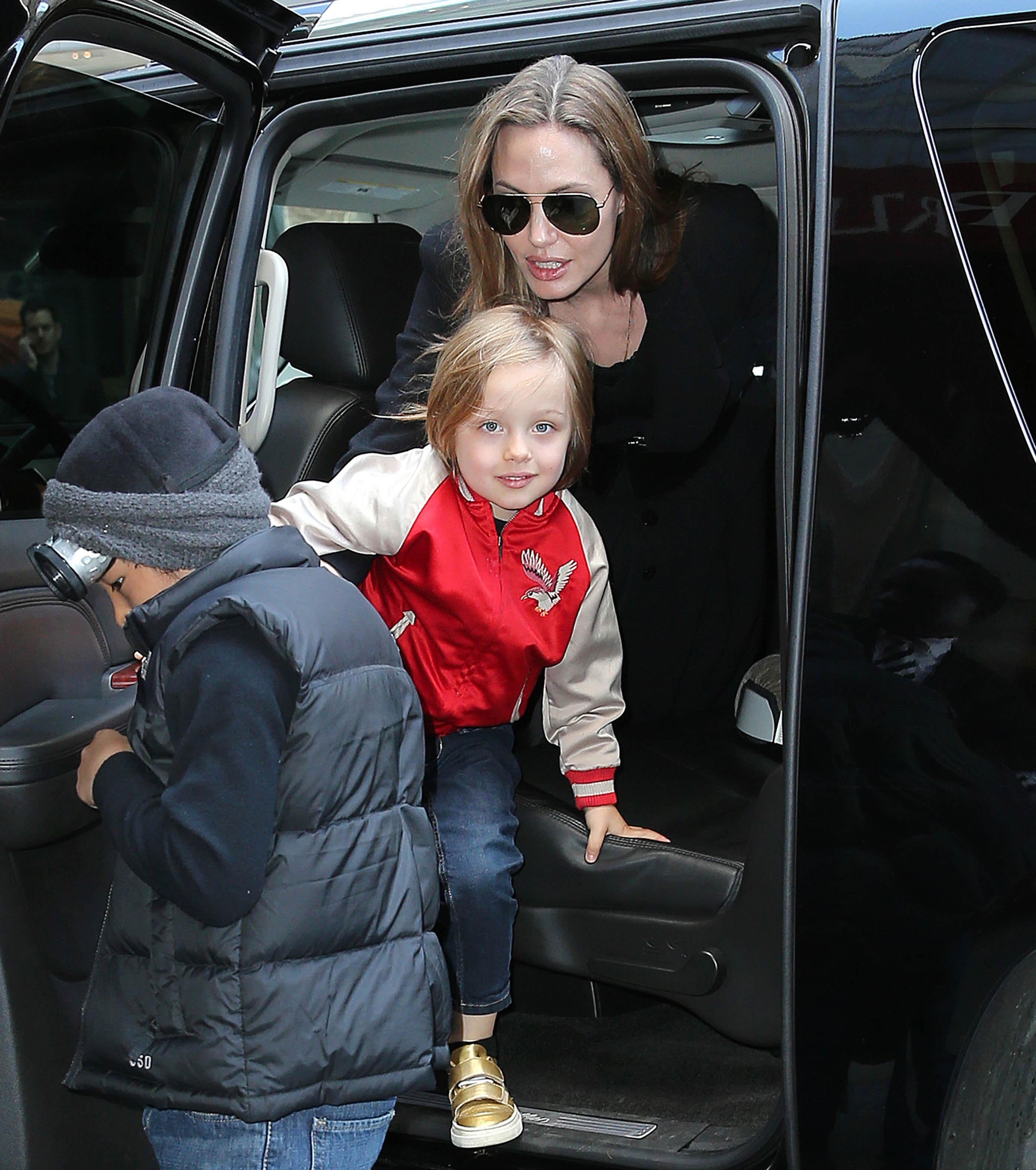 Pax Thien, Angelina Jolie y Knox Leon, fotografiados el 5 de abril de 2013 en Nueva York | Fuente: Getty Images