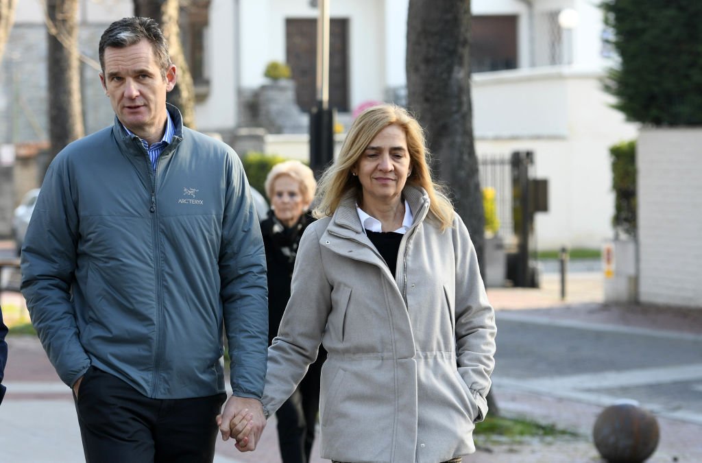 La infanta Cristina y su esposo Iñaki Urdangarin fueron vistos caminando el 25 de diciembre de 2019, en Vitoria-Gasteiz, España. | Foto: Getty Images