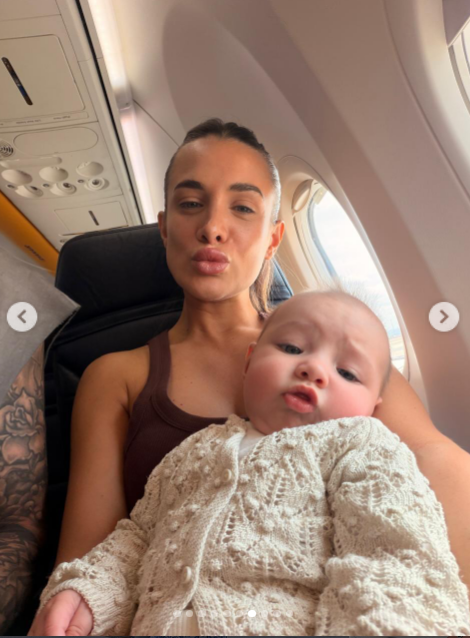 Durante un viaje en avión, Camila Homs posó junto a la ventanilla cargando a su bebé en el regazo. La modelo lanzó un beso a la cámara con el cabello recogido, mientras la pequeña lució un abrigo de punto tejido en color crudo con detalles calados y una expresión tierna frente al lente. | Fuente: Instagram/josesosa_23