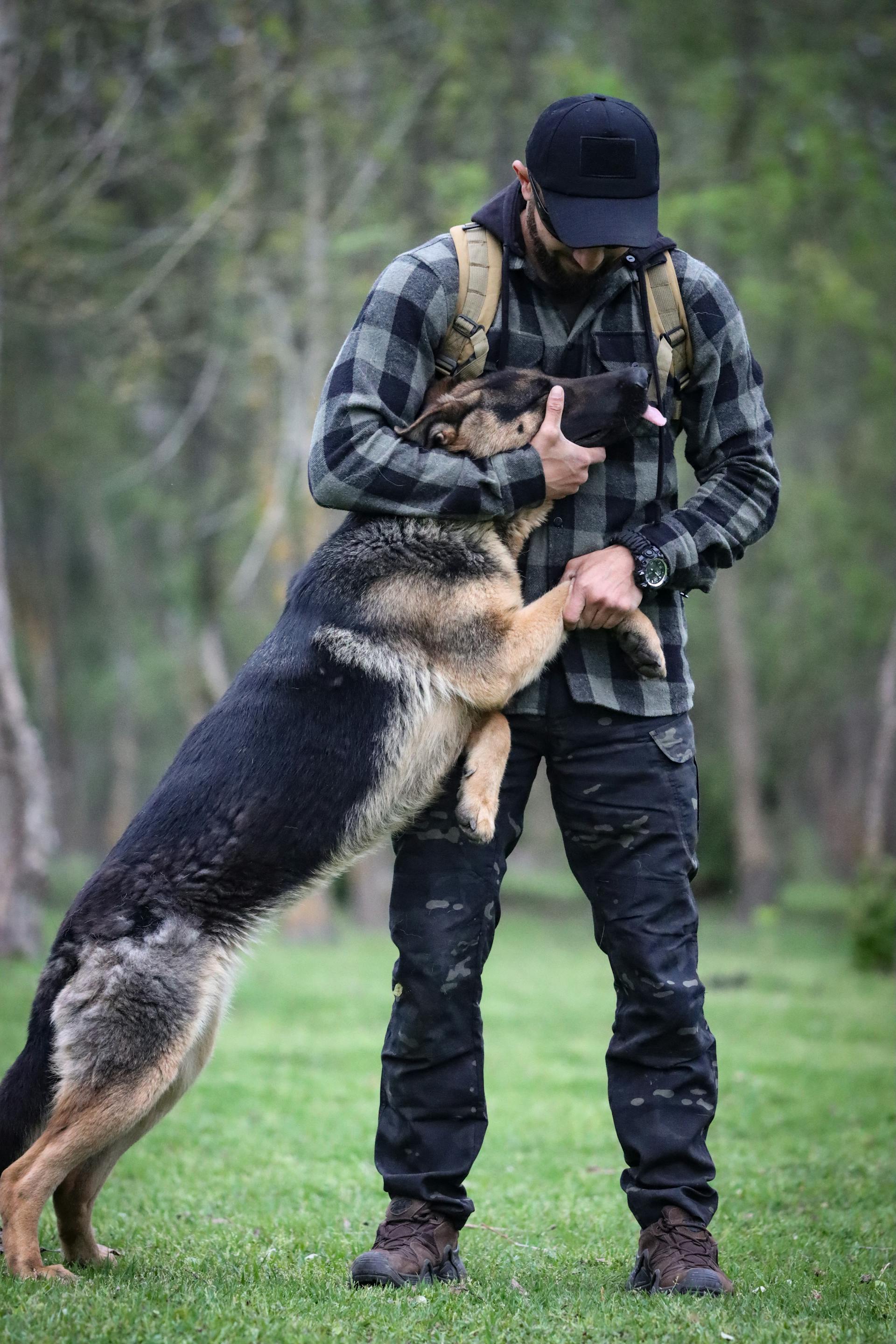 Un hombre abrazando a un adorable perro | Fuente: Pexels