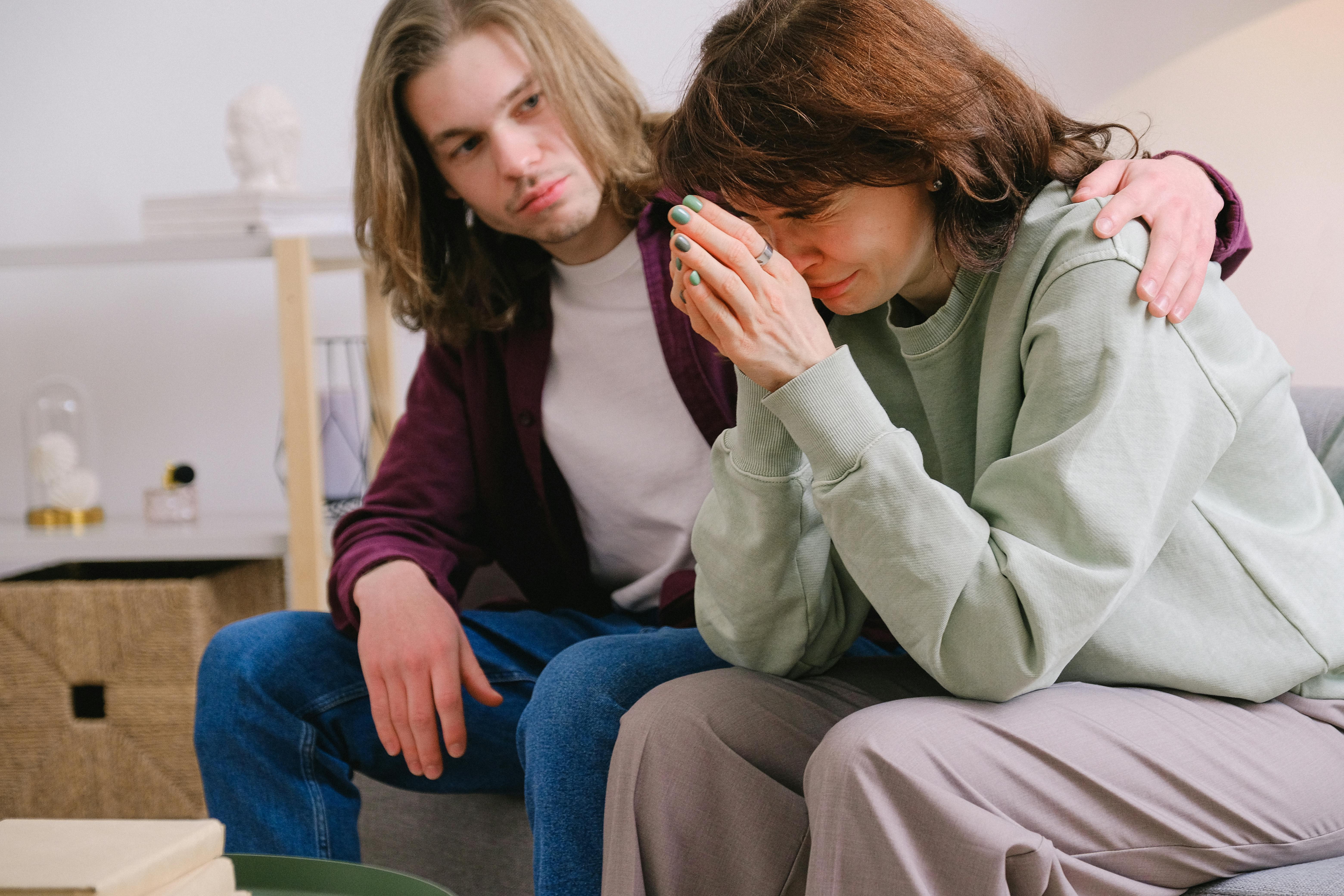 Un hombre consolando a una mujer emocional | Fuente: Pexels