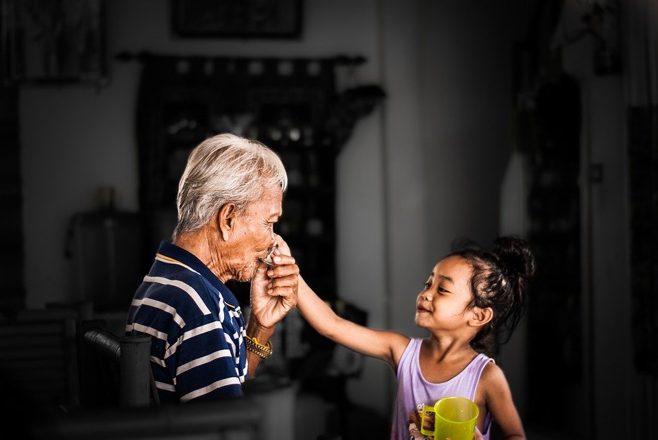 Abuelo y nieta. |Imagen: Pixabay