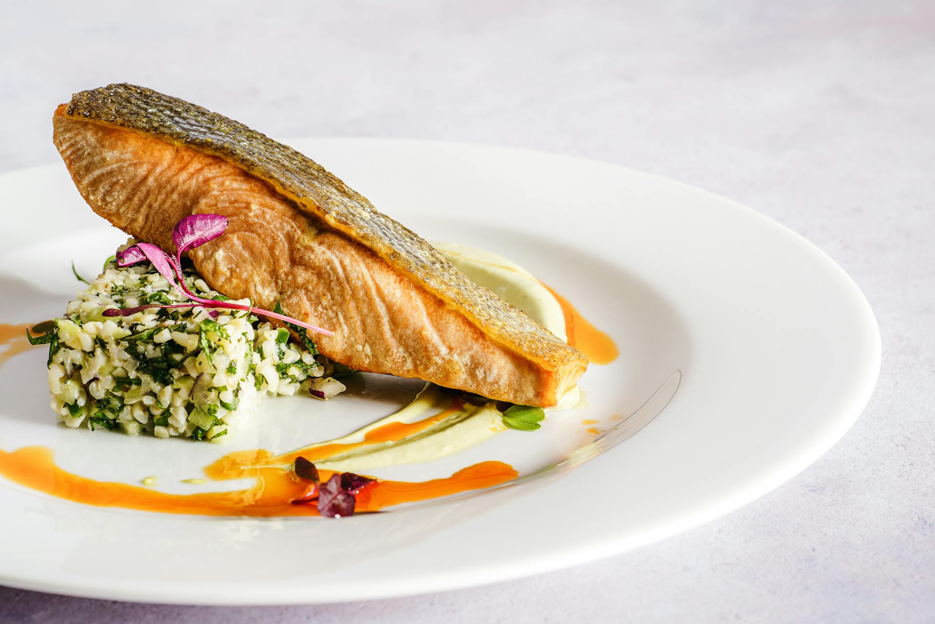 Salmón en un plato | Fuente: Pexels
