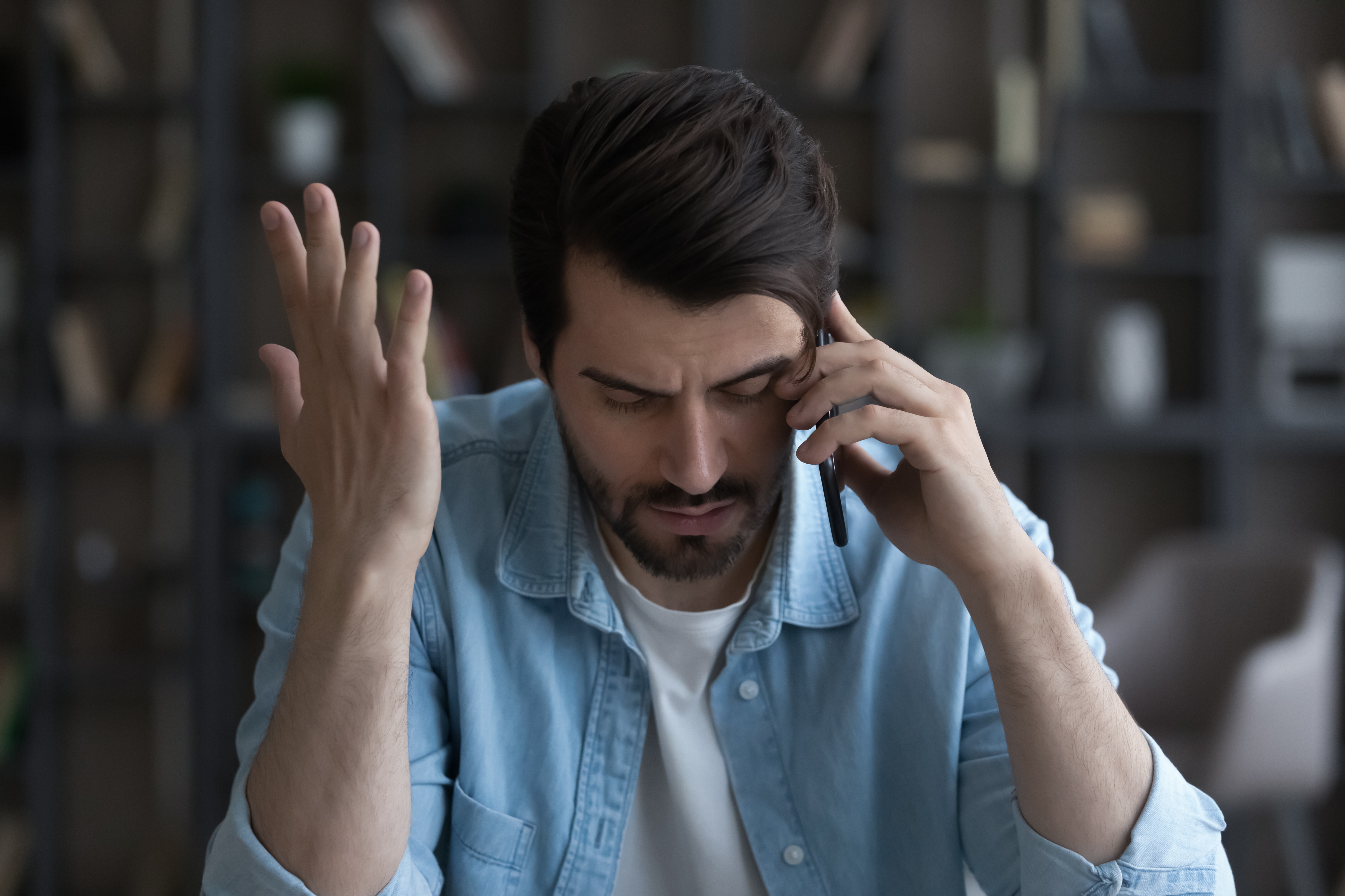 Un hombre estresado al teléfono | Foto: Shutterstock