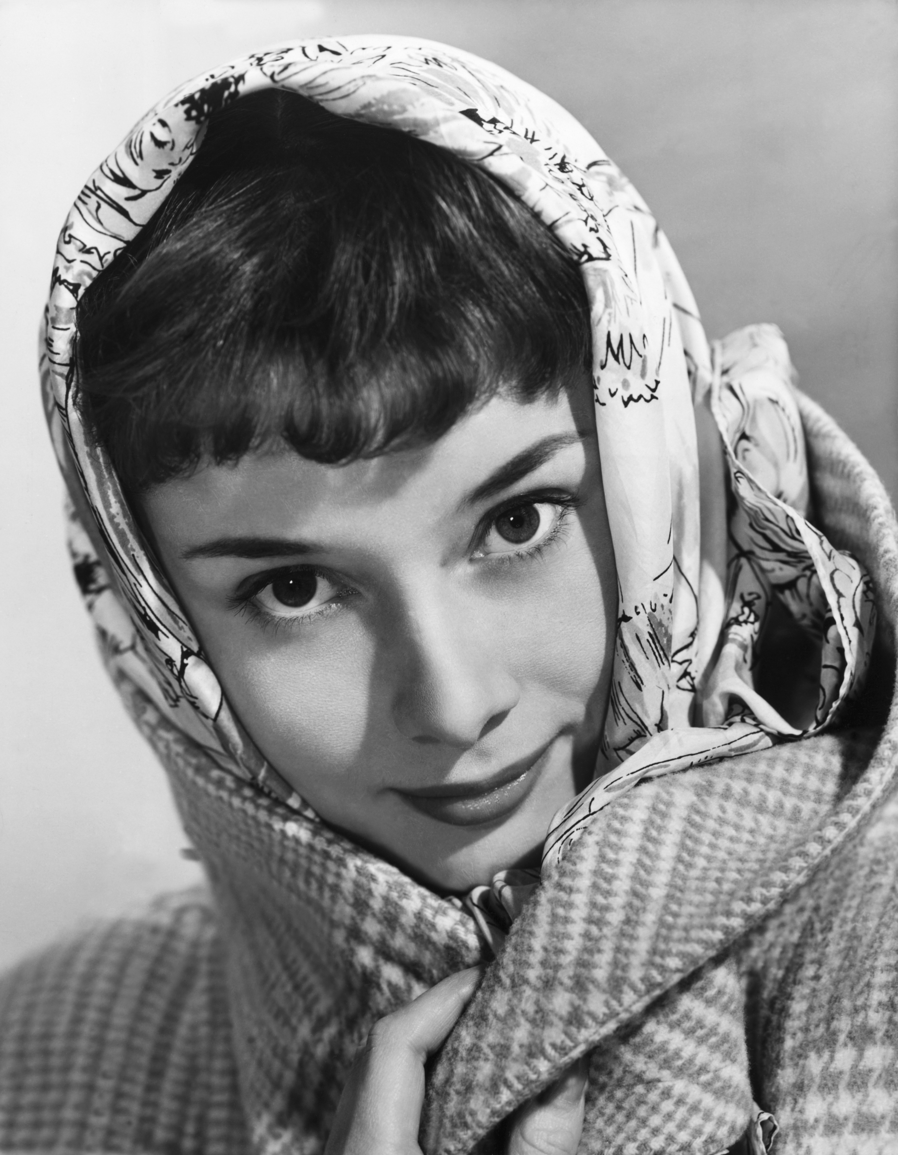 Audrey Hepburn undated photo wearing a coat and scarf | Fuente: Getty Images