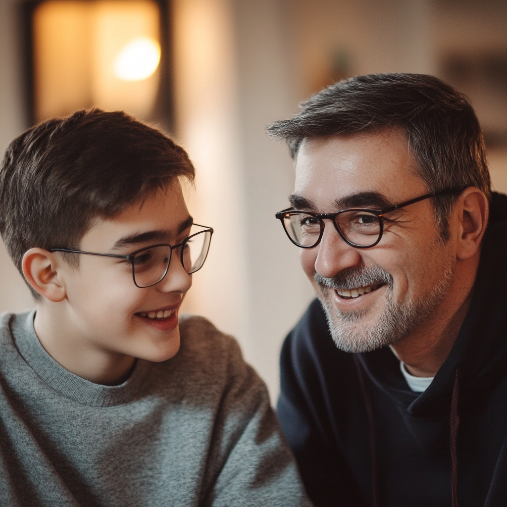 Un hombre sonriente hablando con su hijo | Fuente: Midjourney