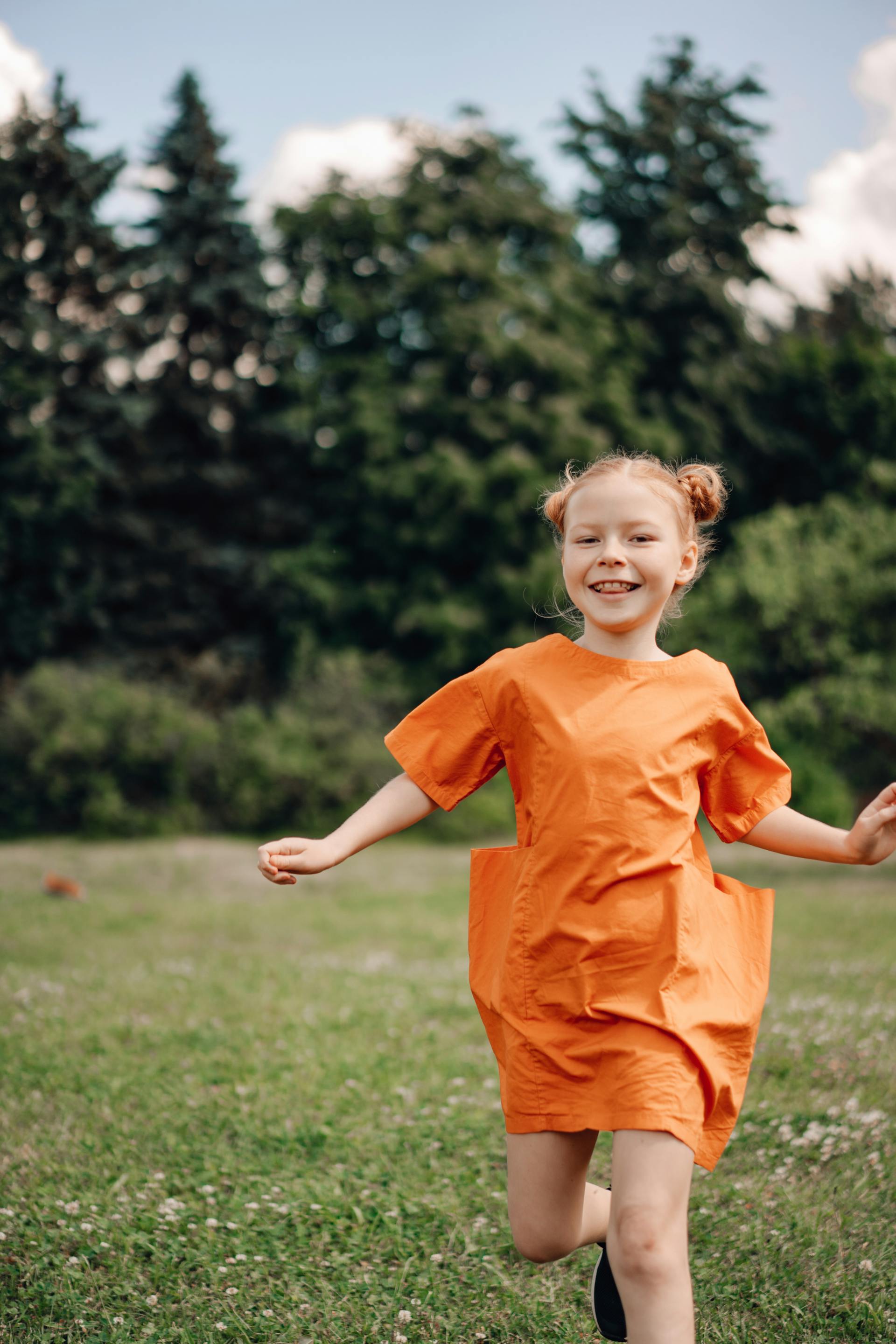 Una niña corriendo | Fuente: Pexels