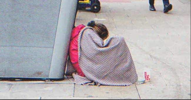Una mujer joven durmiendo en la calle | Foto: Shutterstock