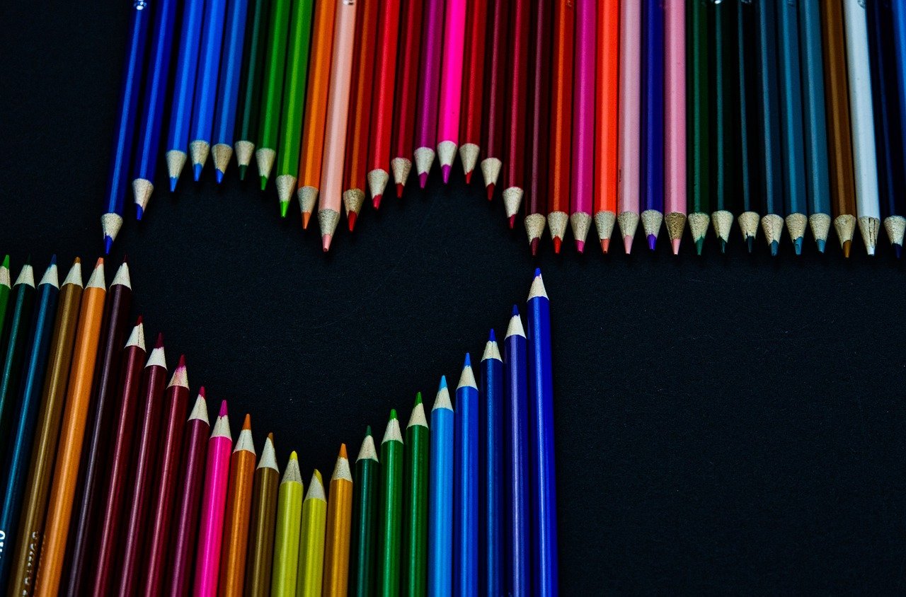 Lápices de colores forman un corazón. | Foto: Pixabay
