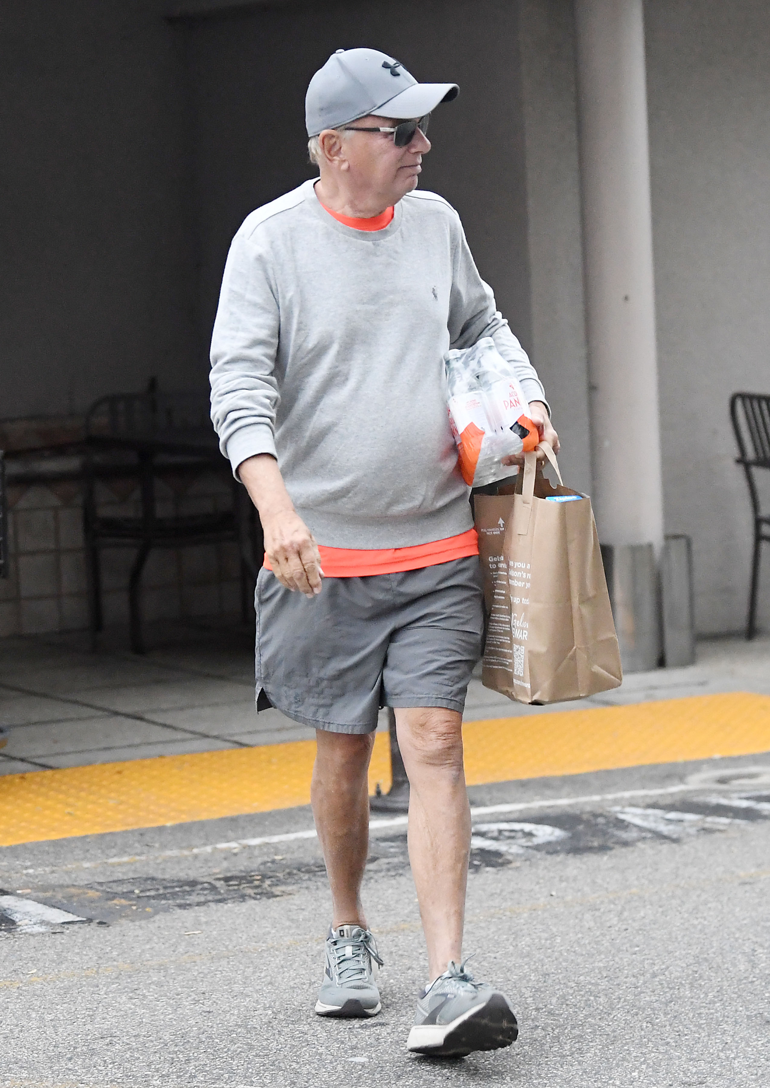 Pat Sajak con una bolsa de la compra el 12 de abril de 2024 | Fuente: Getty Images