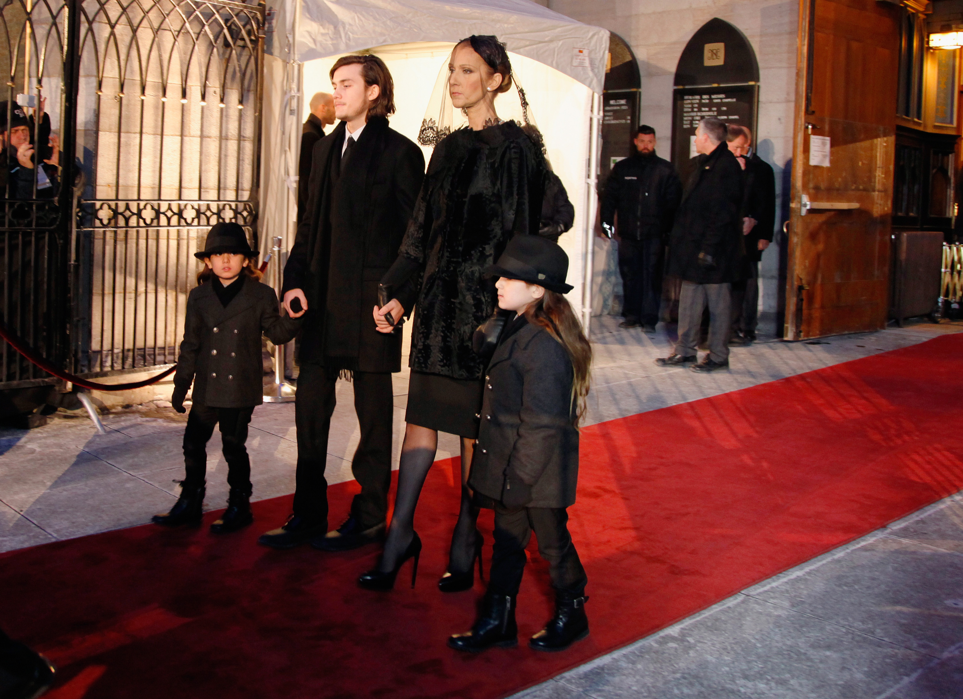 Céline Dion y sus hijos René-Charles Angélil, Eddy Angélil y Nelson Angélil asisten al funeral de estado por Rene Angelil en la Basílica de Notre-Dame el 22 de enero de 2016 en Montreal, Canadá. | Fuente: Getty Images