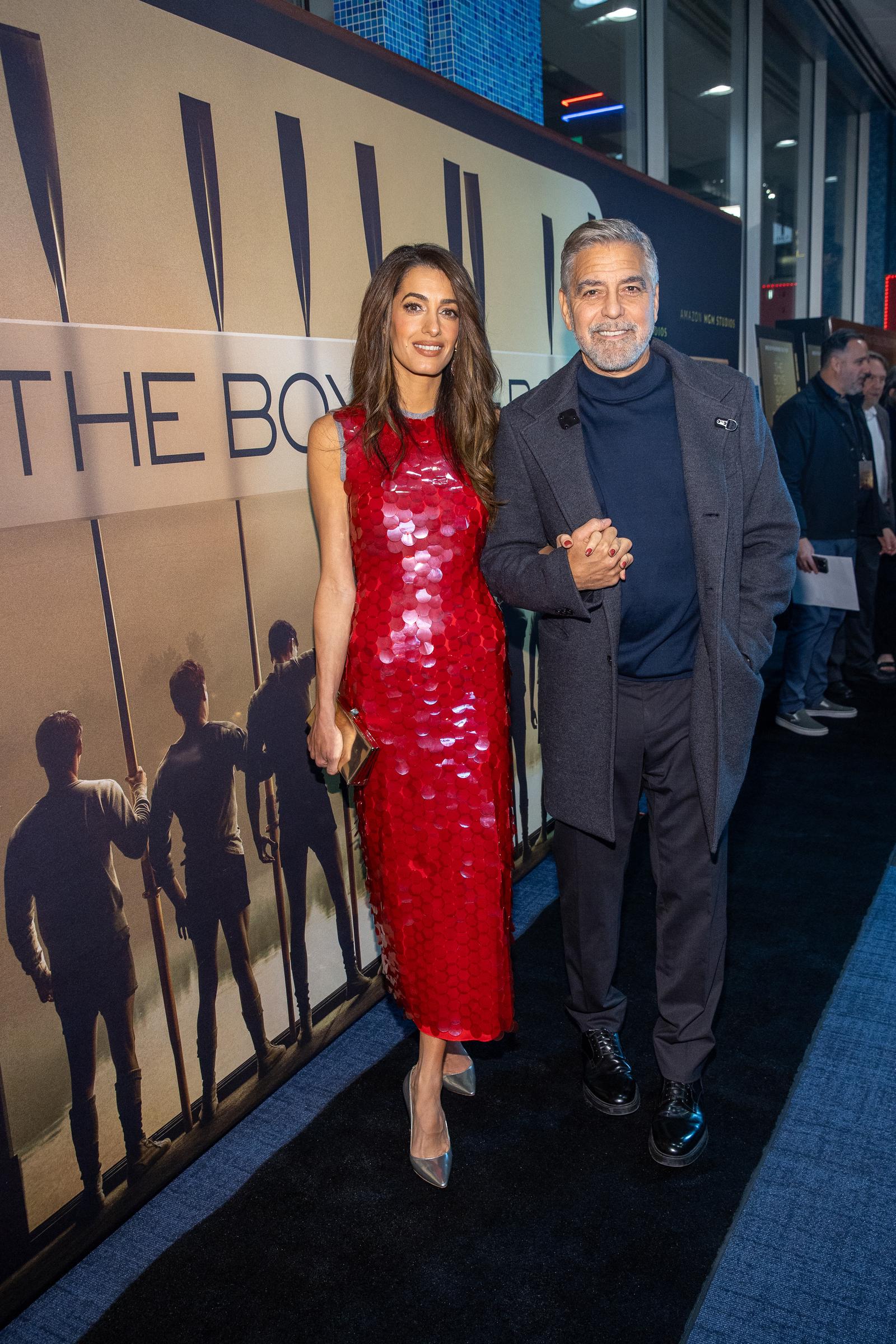 Amal y George Clooney asisten a la proyección de "Los chicos del barco" el 7 de diciembre de 2023 | Fuente: Getty Images