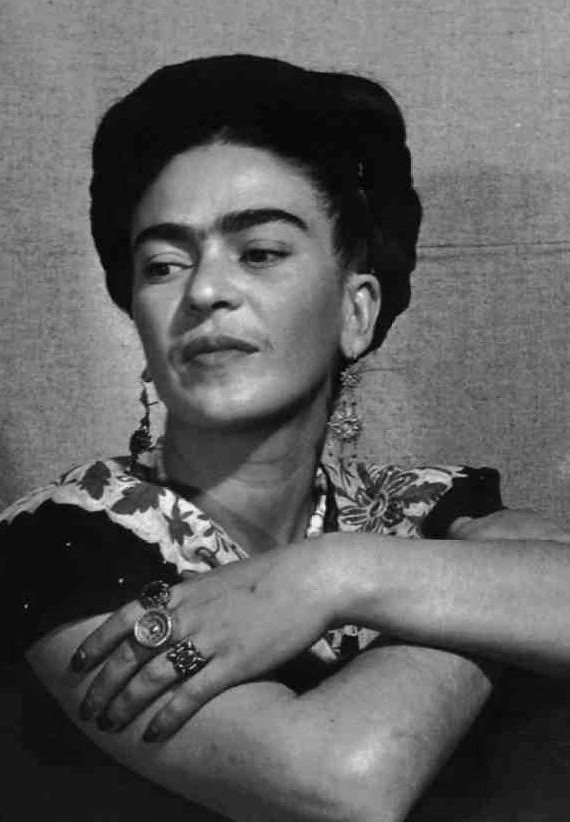 Frida vestía con largas faldas mexicanas, moños trenzados con cintas de colores.| Fuente: Flickr