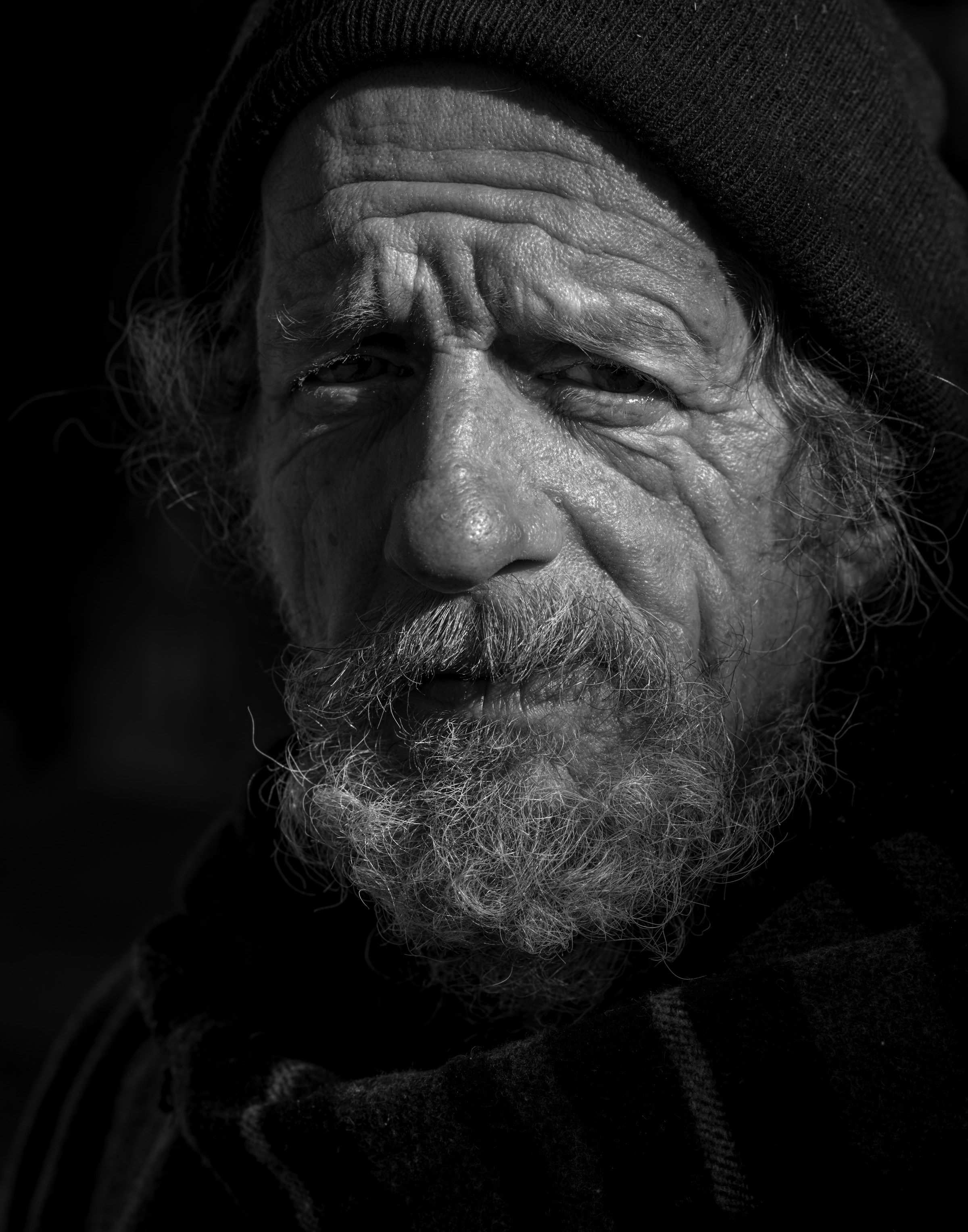 Foto en blanco y negro de un anciano | Fuente: Unsplash