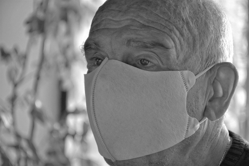 Anciano usando una mascarilla de protección facial para protegerse del COVID-19. | Foto: Pixabay
