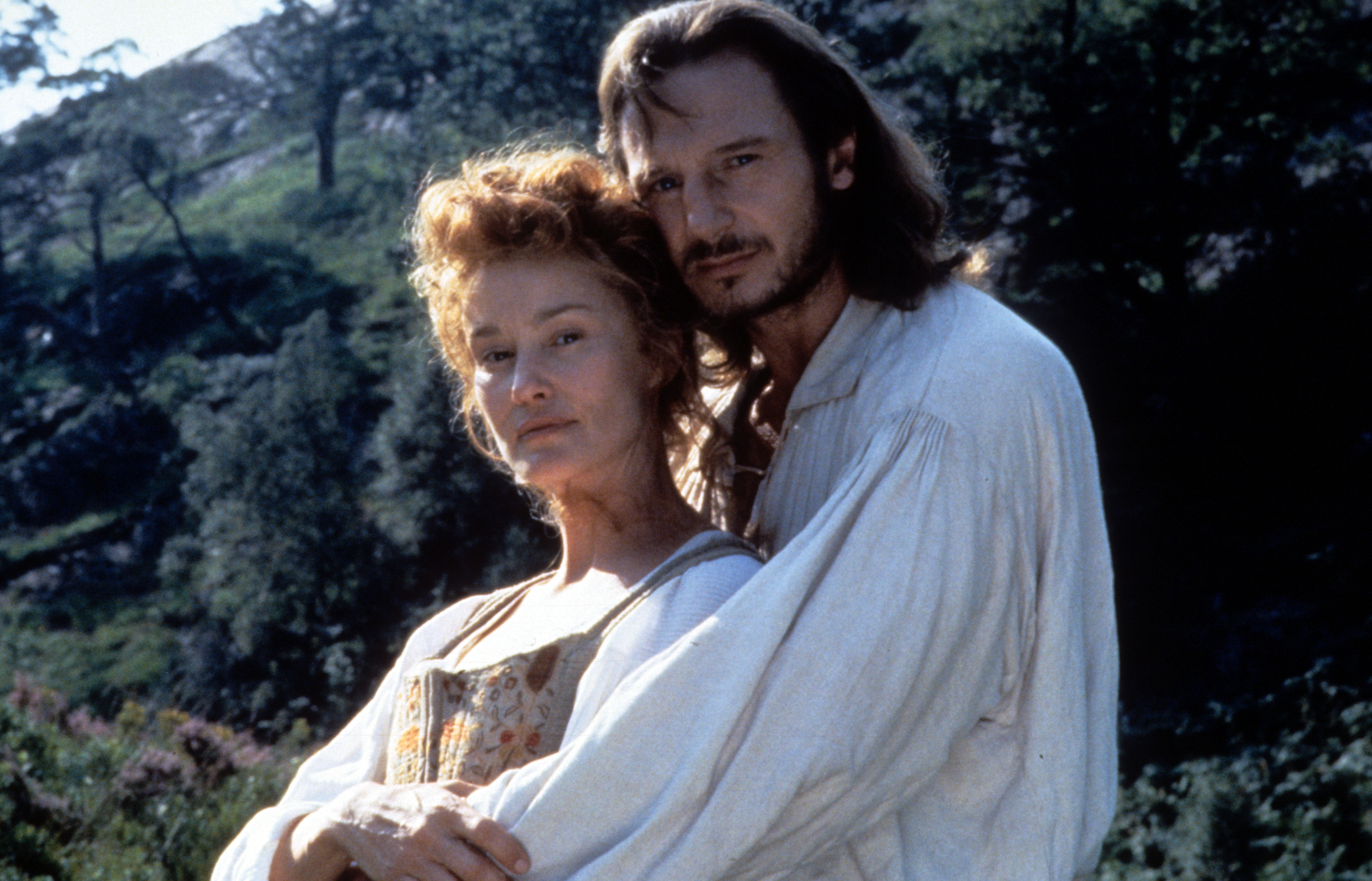 Jessica Lange es abrazada por Liam Neeson en el rodaje de la película "Rob Roy'" en 1995 | Fuente: Getty Images