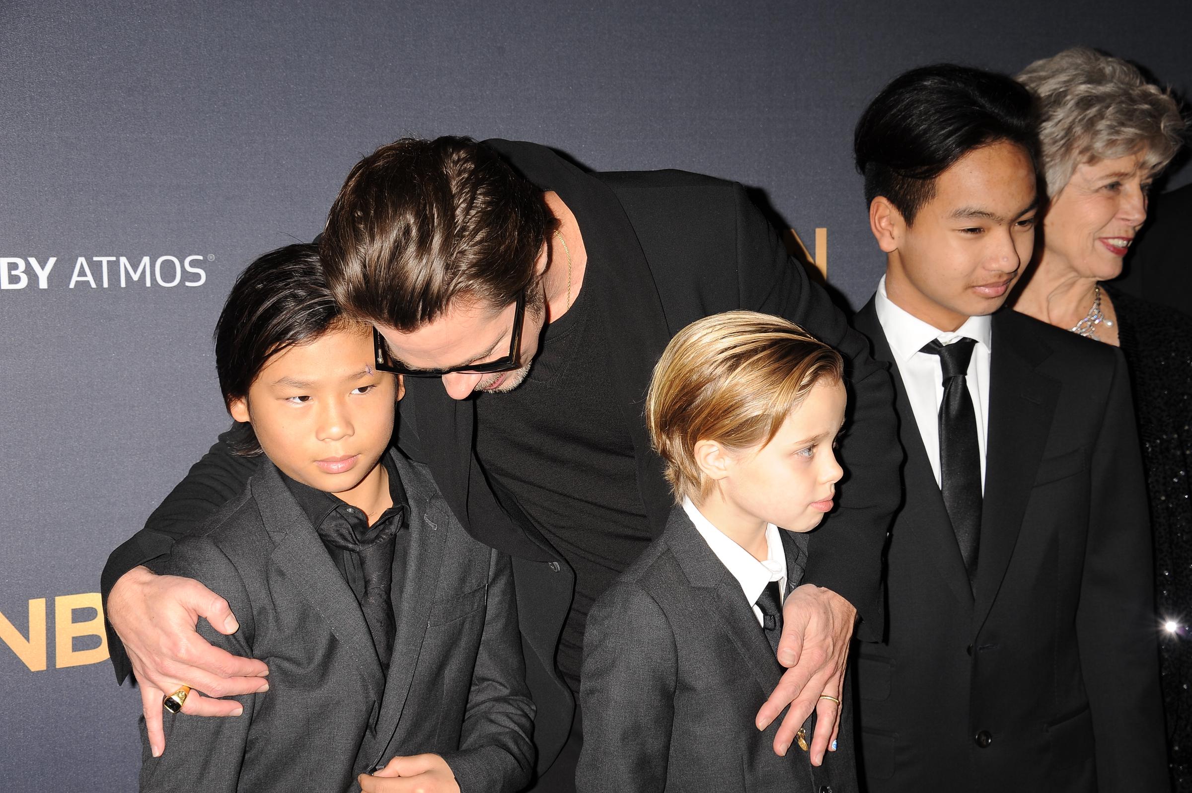 Pax, Shiloh y Maddox Jolie-Pitt con Brad Pitt en el estreno de "Unbroken" en Hollywood el 15 de diciembre de 2014. | Fuente: Getty Images