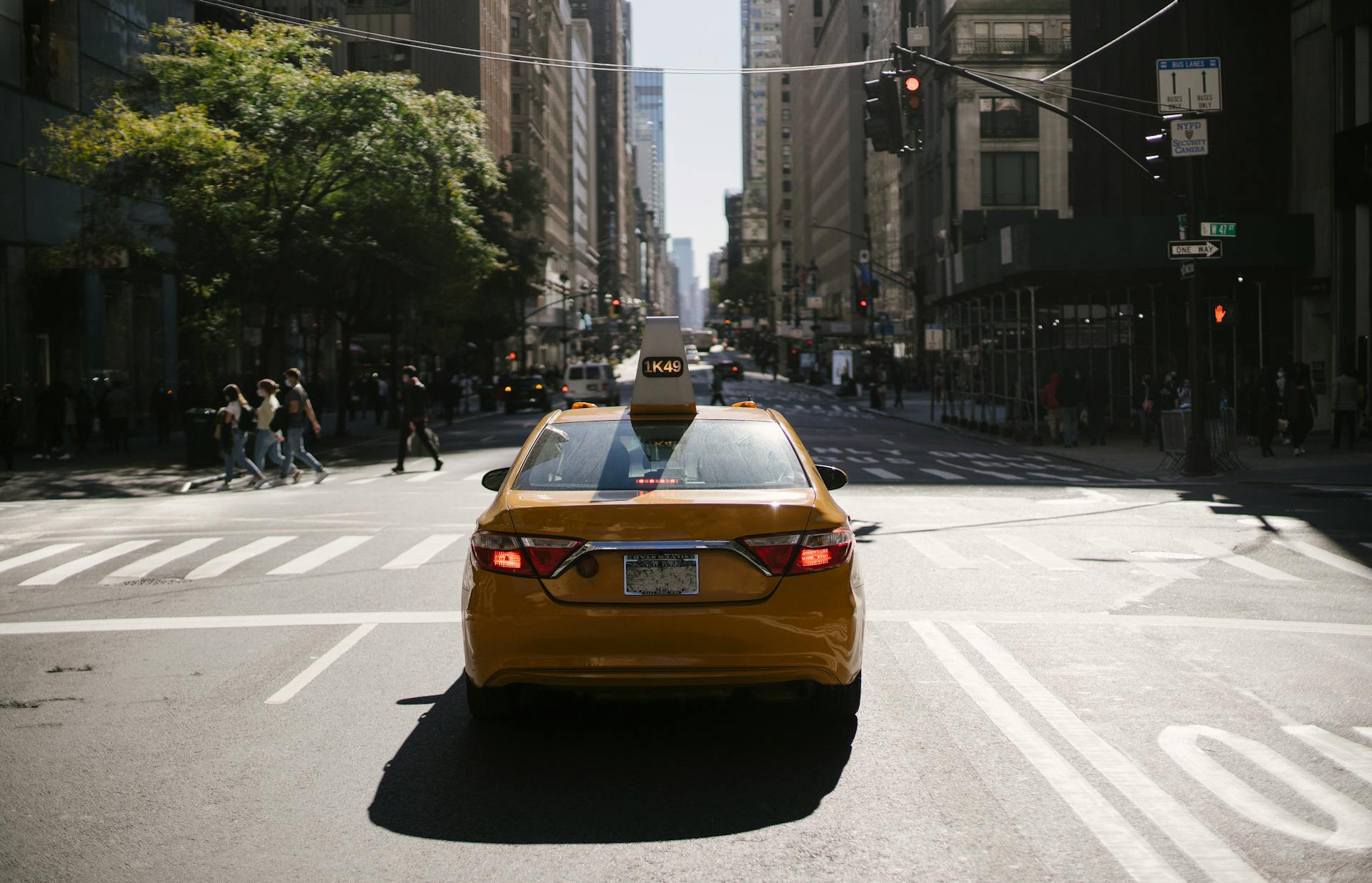 Un taxi parado en un cruce | Fuente: Pexels