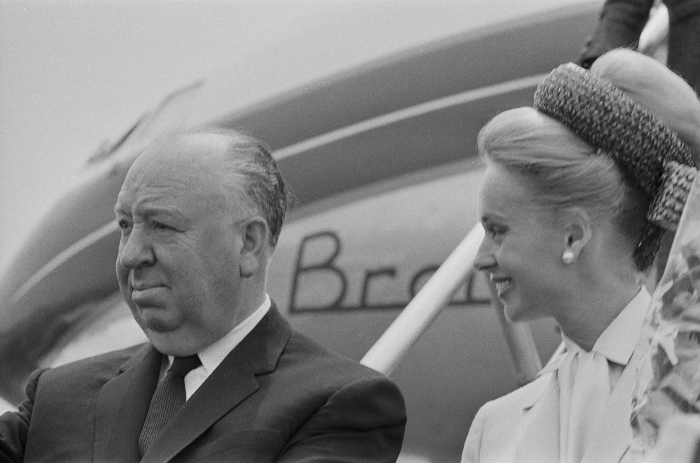 Alfred Hitchcock y Tippi Hedren en el aeropuerto de Niza para asistir al Festival de Cine de Cannes, Francia, el 11 de mayo de 1963. | Fuente: Getty Images