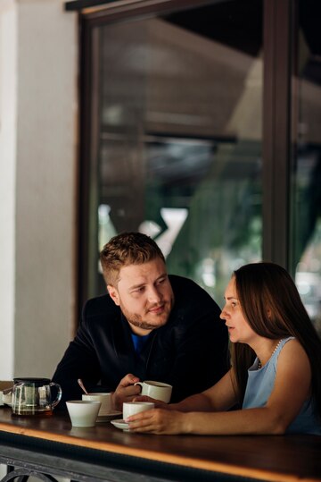 Una pareja tomando café | Fuente: Freepik