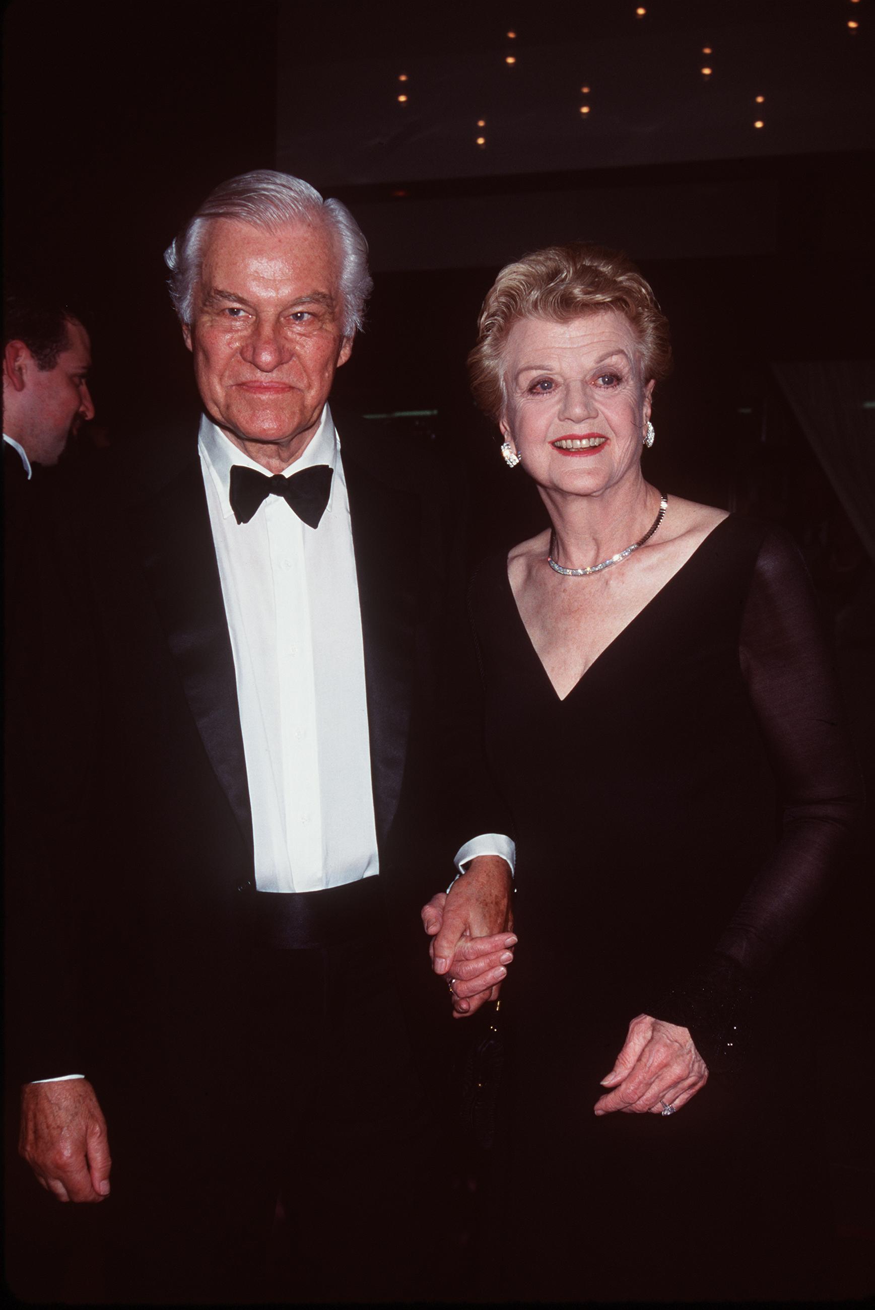 Angela Lansbury y su esposo Peter Shaw en los Premios Tony Awards, el 25 de mayo de 1999. | Foto: Getty Images