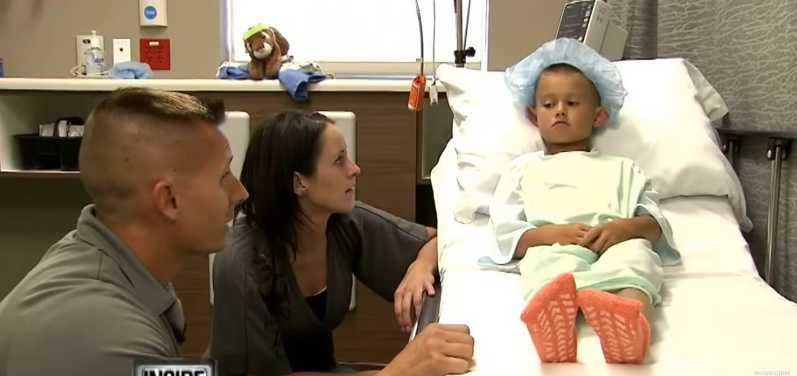 Gage Berger con sus padres, Timothy y Kallie, antes de la cirugía. | Foto: Youtube/Inside Editon