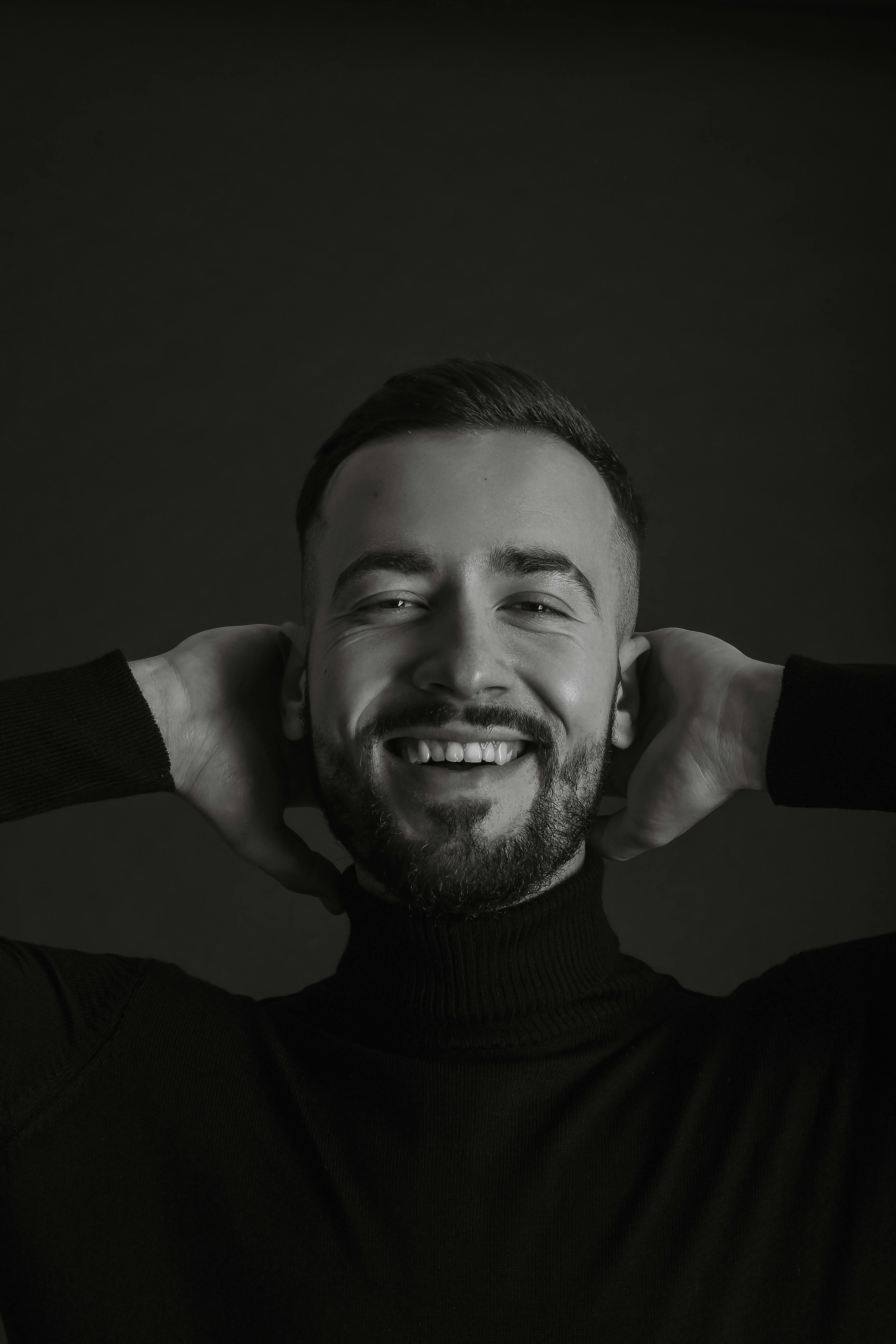 Un hombre sonriente y relajado | Fuente: Pexels