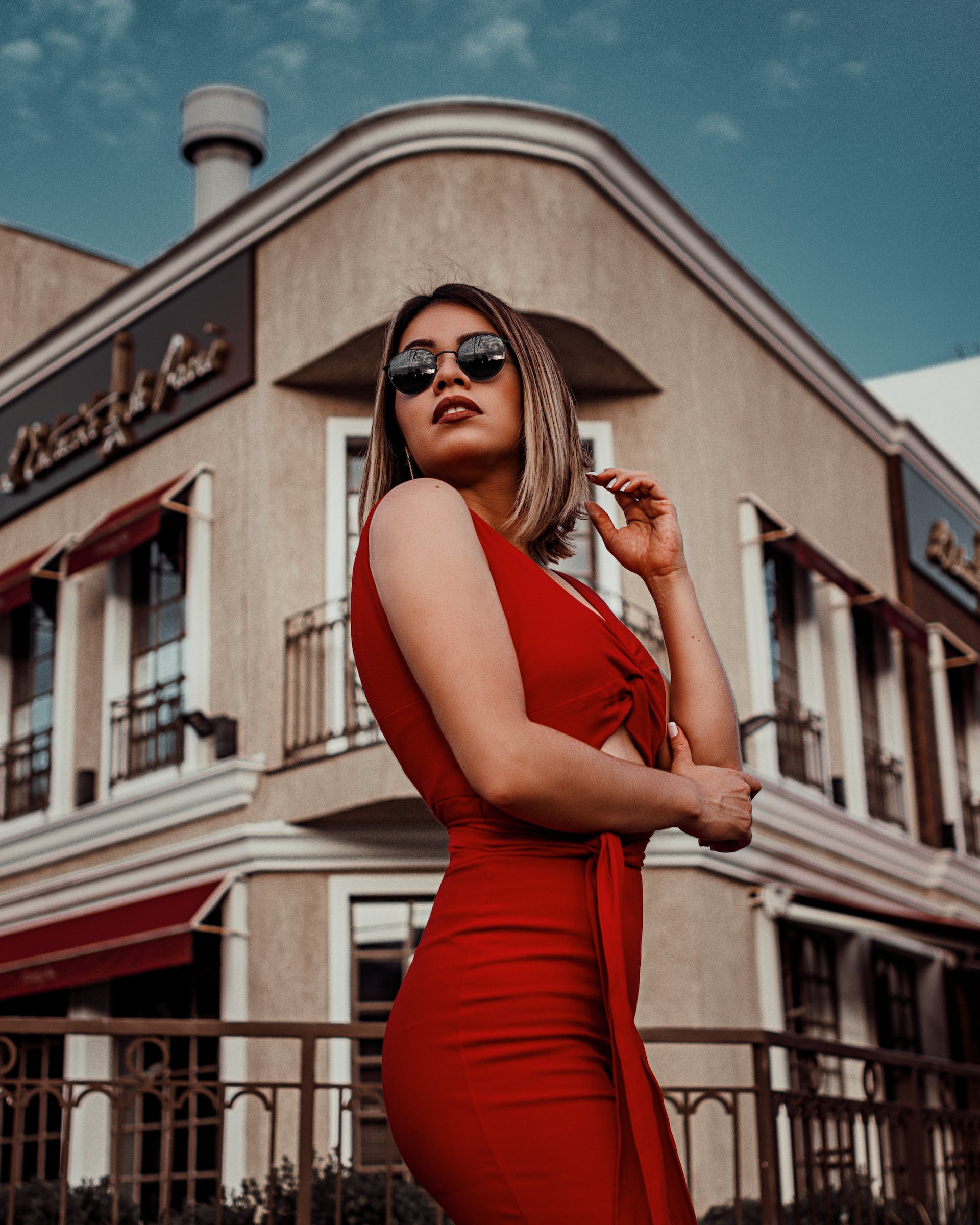 Mujer con vestido rojo | Foto: Pexels