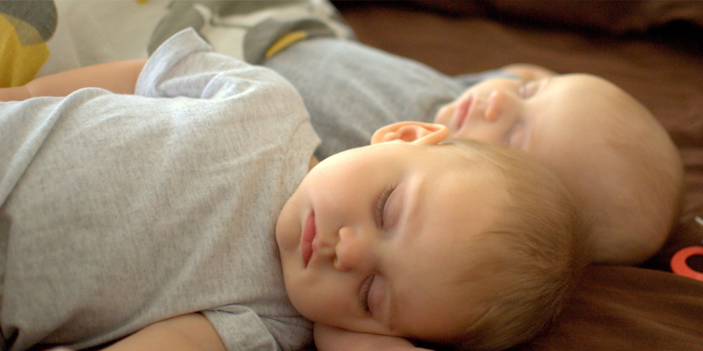 Bebés gemelos profundamente dormidos | Fuente: Flickr / Donnie Ray Jones