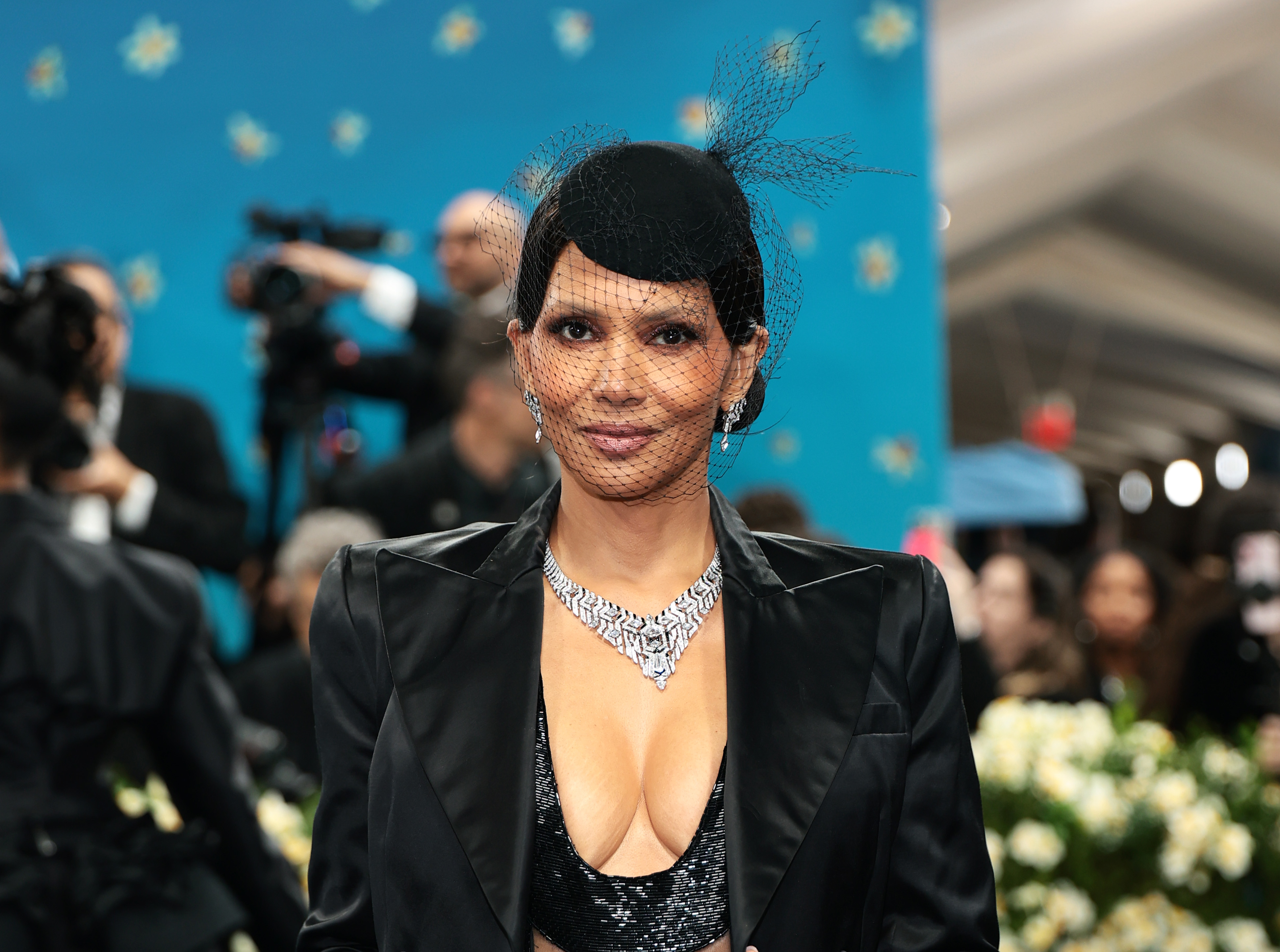 Halle Berry deslumbra en la Met Gala celebrando "Superfine: Tailoring Black Style", el 5 de mayo de 2025 en Nueva York | Fuente: Getty Images.