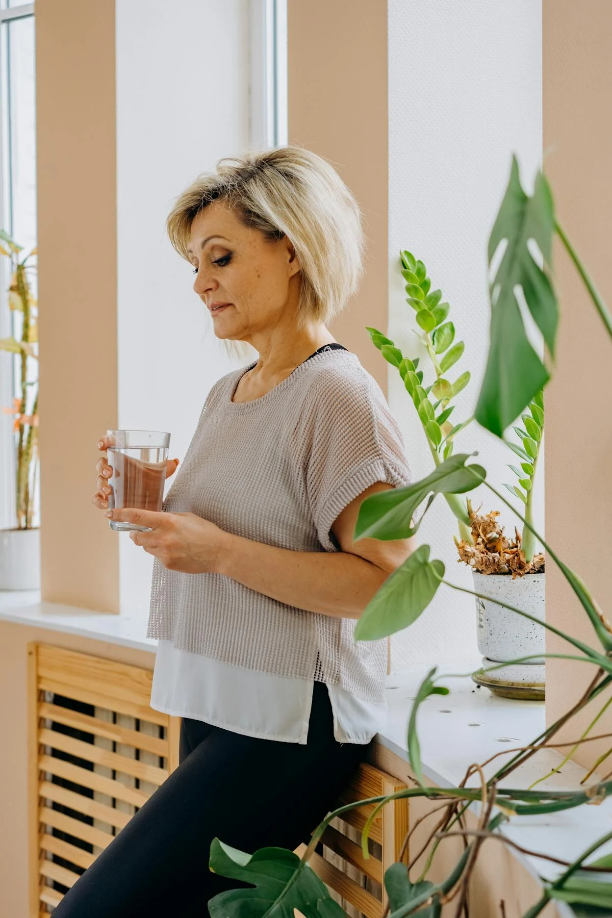 Una mujer insatisfecha con una taza de té | Fuente: Pexels