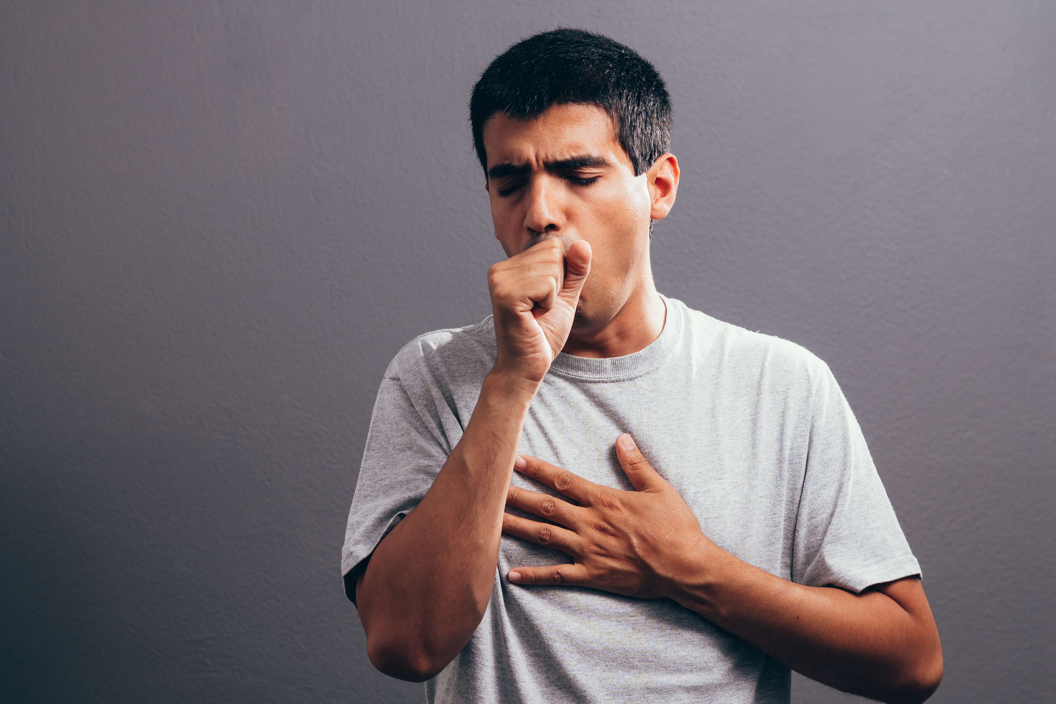 Una persona tosiendo. | Fuente: Shutterstock