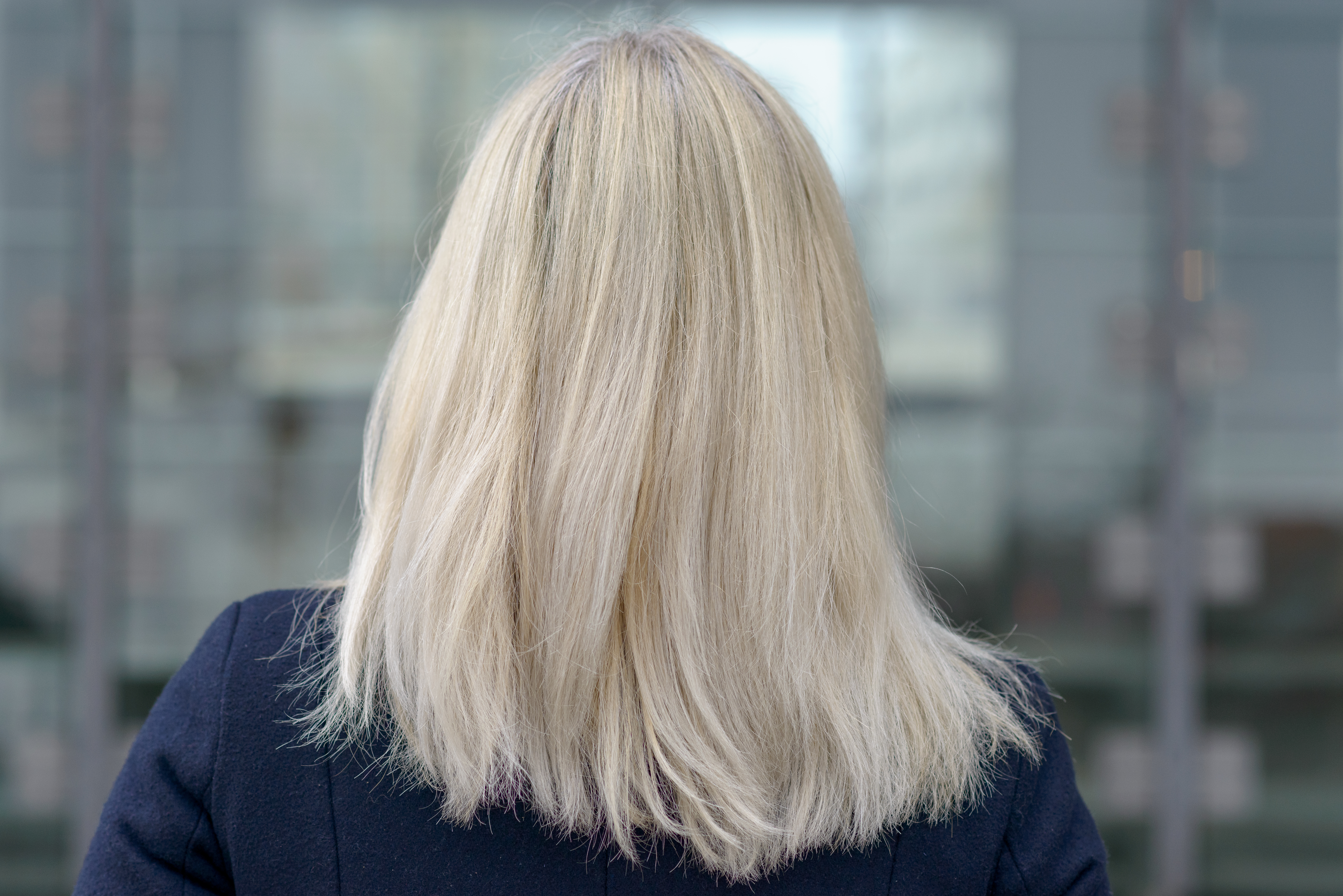 Vista trasera de una mujer con el pelo rubio hasta los hombros | Foto: Shutterstock