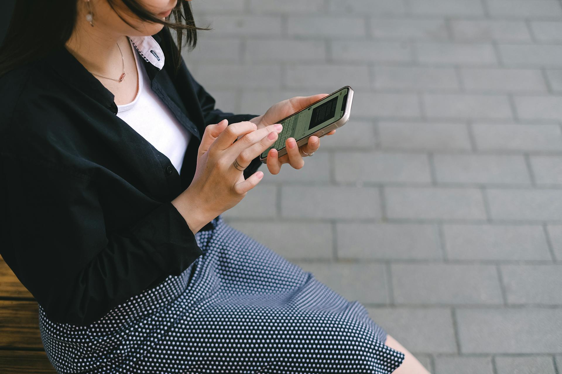 Una mujer revisando los mensajes de su teléfono | Fuente: Pexels