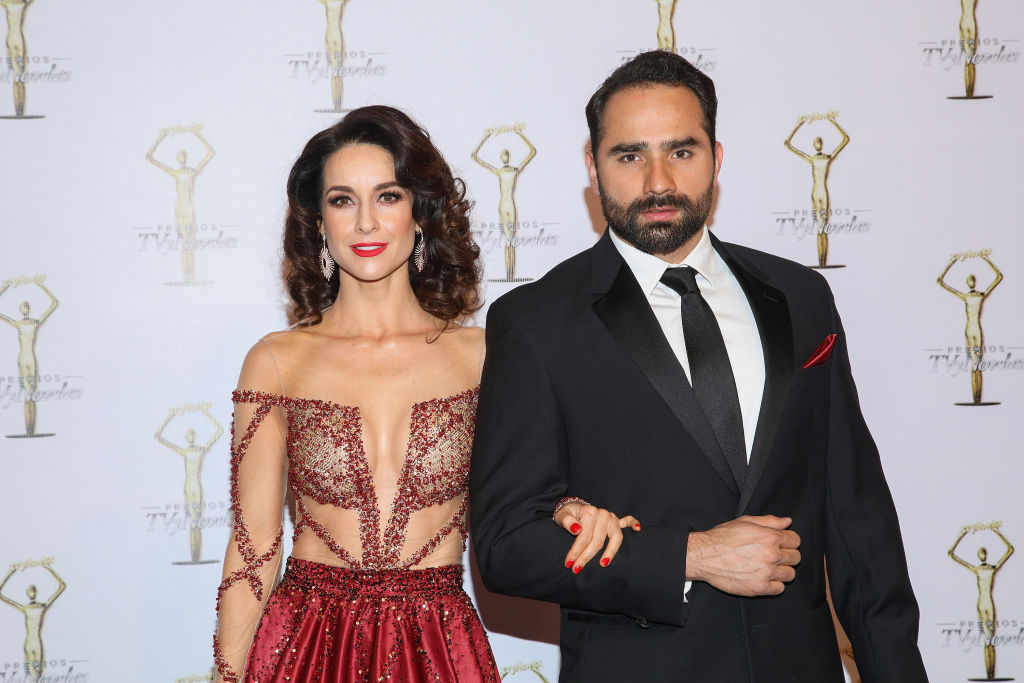 Susana González y Marcos Montero asisten a Premios Tv y Novelas 2017 en Televisa San Angel el 26 de marzo de 2017 en la Ciudad de México, México. | Fuente: Getty Images