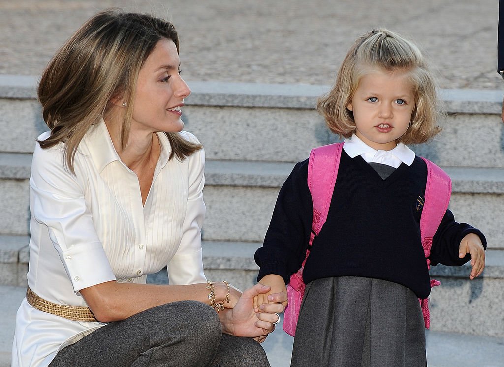 La princesa Leonor en su primer día de escuela junto a su madre, Letizia, el 15 de septiembre de 2008 en Aravaca, cerca de Madrid, España. | Foto: Getty Images