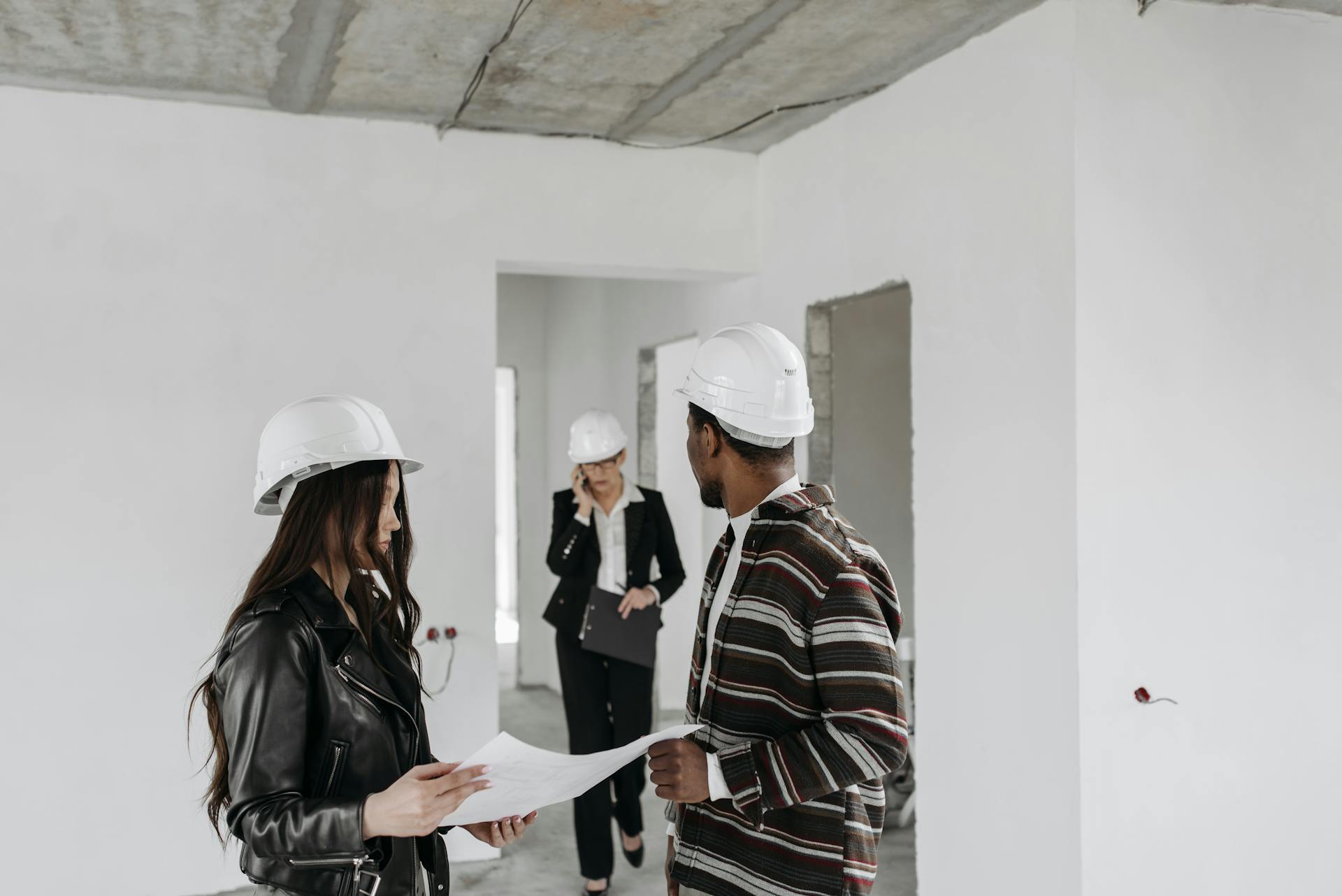 Contratistas discutiendo en la obra | Fuente: Pexels
