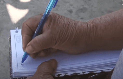 La mujer escribiendo. │ Foto: Captura de Youtube/ El Sol de Puebla