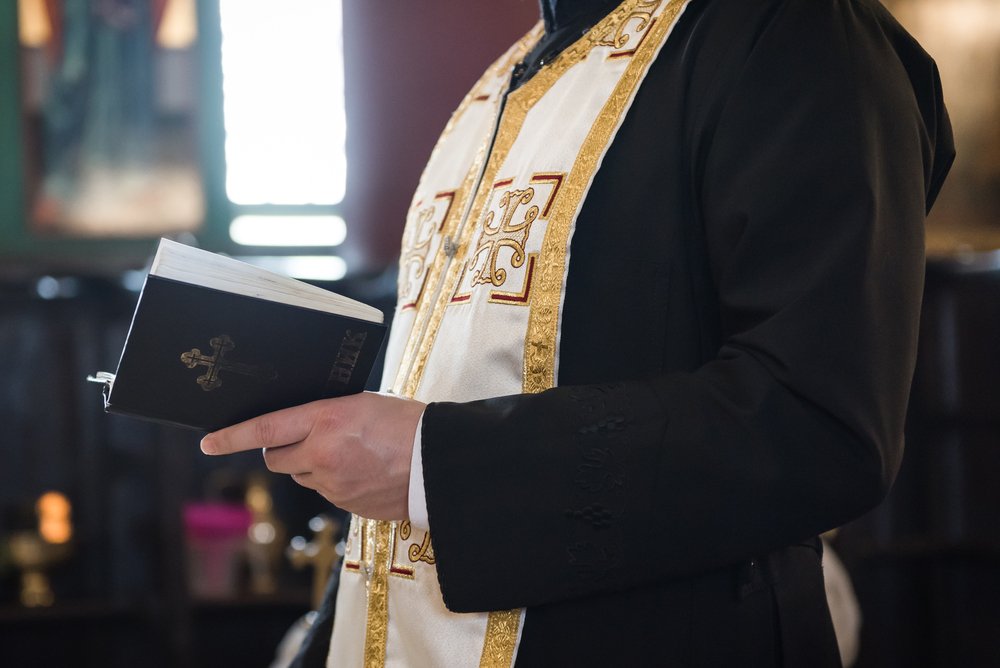 Un sacerdote durante una misa. | Foto: Shutterstock