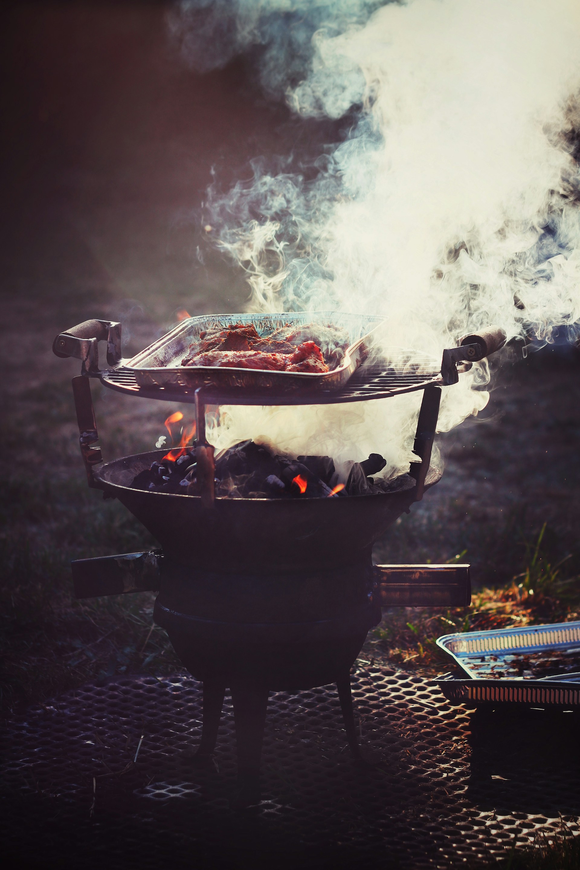 Humo saliendo de una parrilla | Fuente: Unsplash
