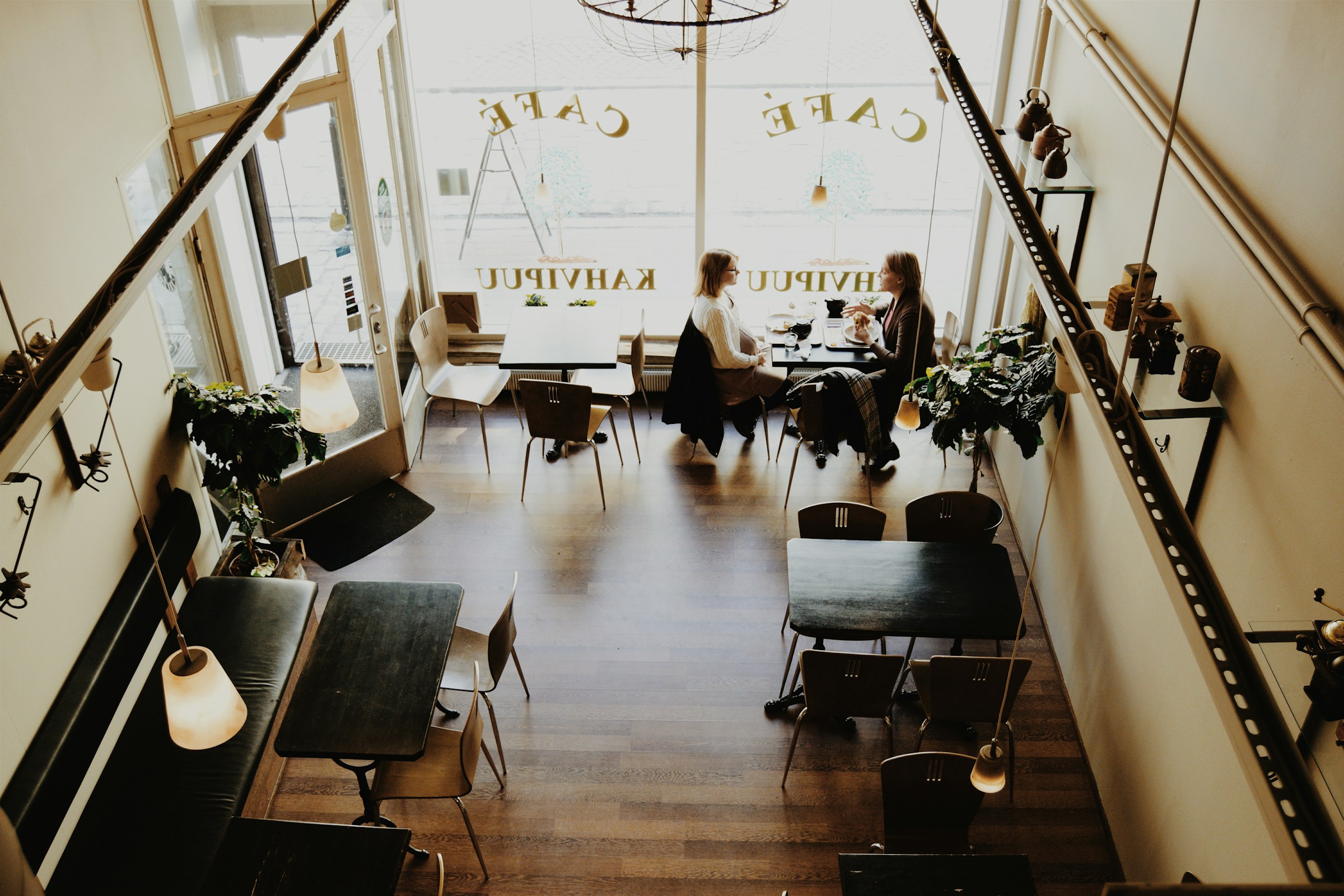 Dos mujeres hablando en un café | Fuente: Unsplash