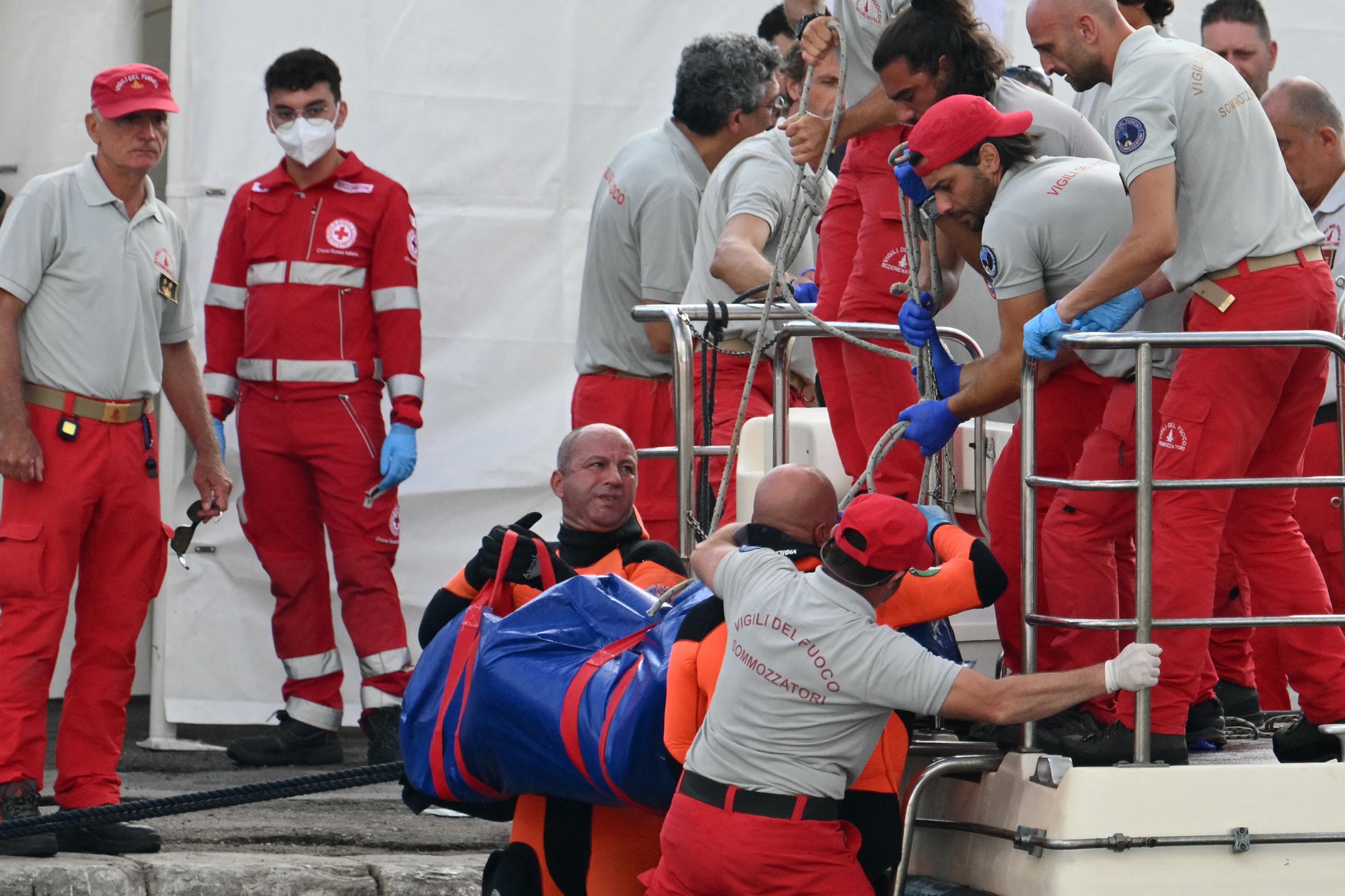 Rescatistas transportan un cuerpo tras el regreso de los buzos en el puerto de Porticello, cerca de Palermo, el 22 de agosto de 2024, tres días después del naufragio del yate de lujo Bayesian, de bandera británica. | Fuente: Getty Images