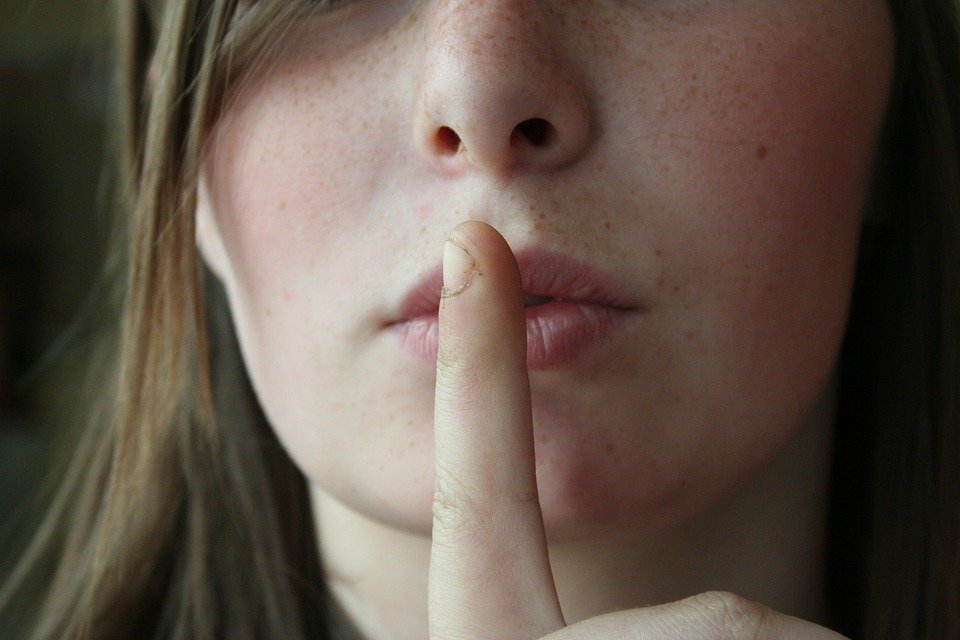 Mujer haciendo gesto de silencio. | Imagen: Pixabay