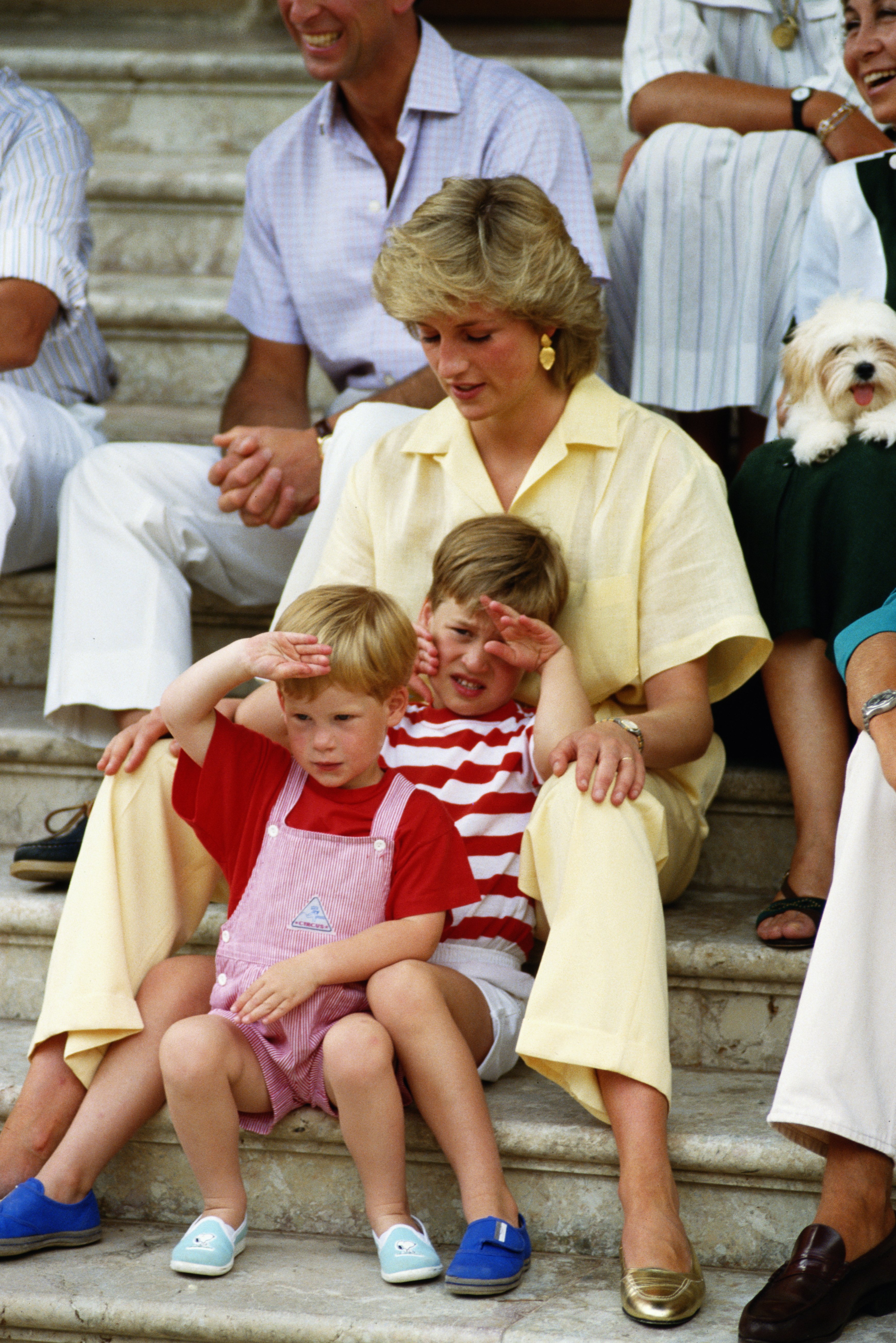 Diana, Princesa de Gales, fotografiada con sus hijos, el Príncipe Harry y el Príncipe William, de vacaciones en el Palacio de Marivent en agosto de 1987 en Mallorca. | Foto: Getty Images