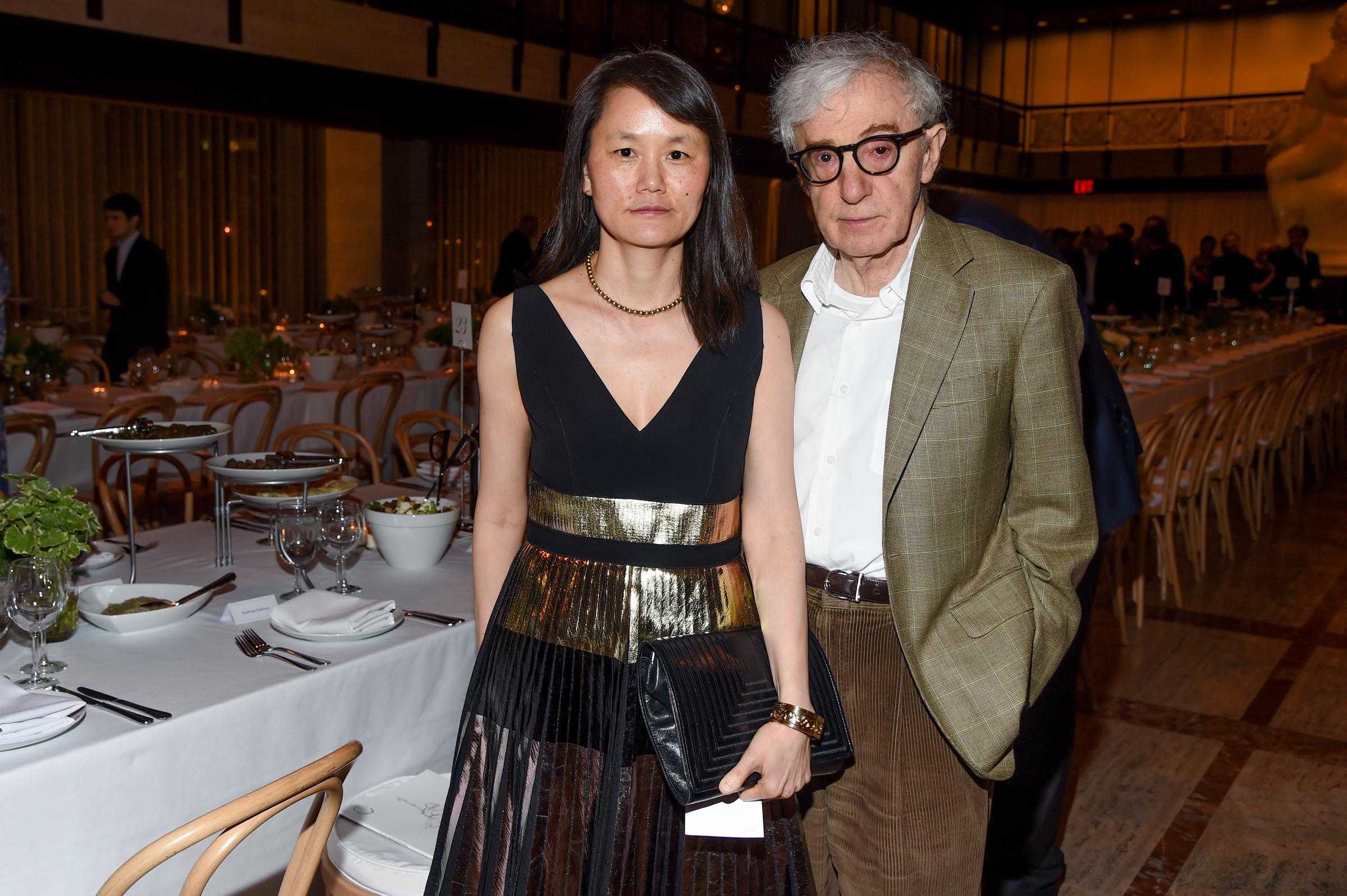 Soon-Yi Previn y Woody Allen en la Gala del Gran Premio Young America, en Nueva York, el 13 de abril de 2017. | Fuente: Getty Images