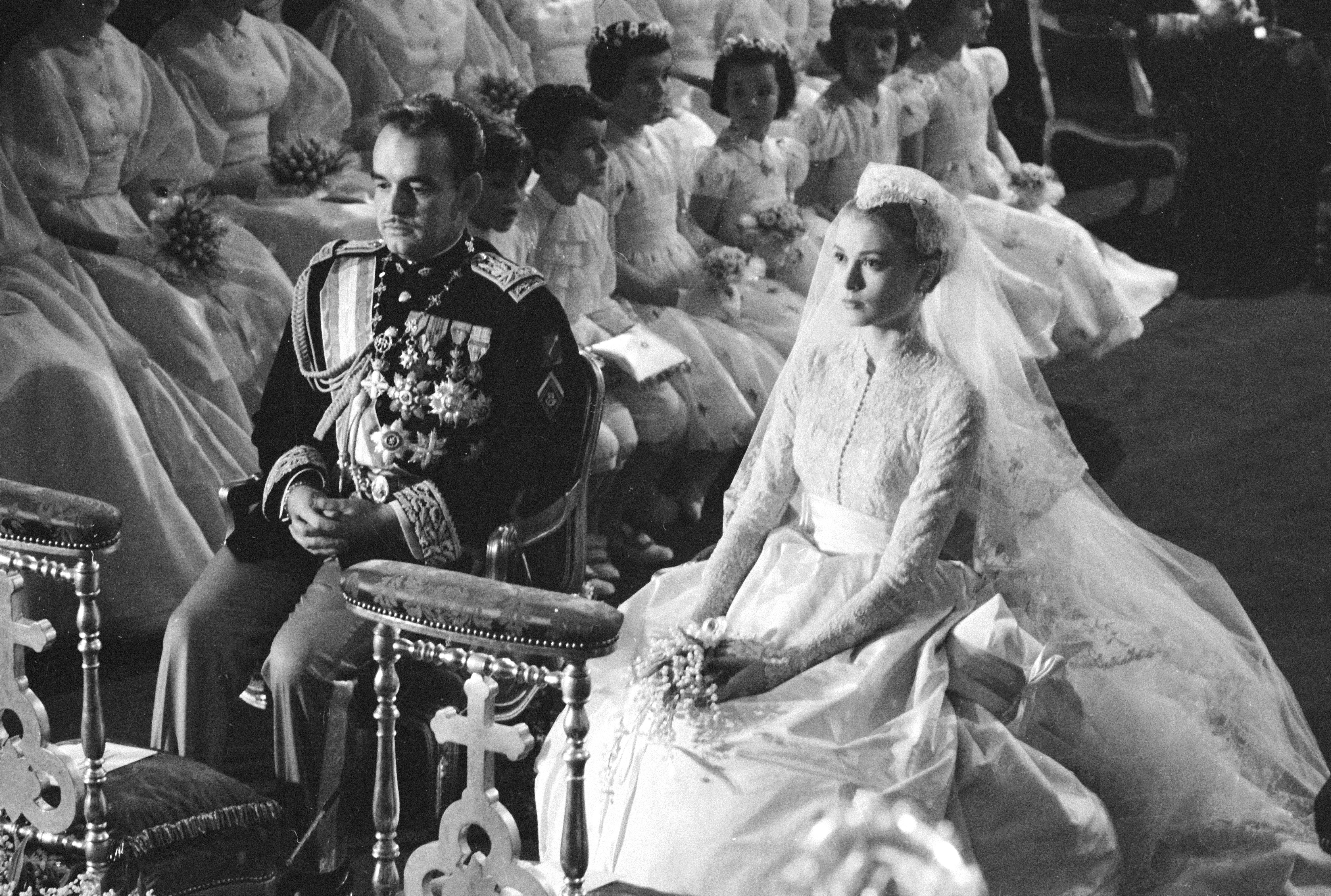 Rainier de Mónaco y Grace Kelly durante la ceremonia de su boda en la Catedral de San Nicolás, Mónaco, 19 de abril de 1956. | Foto: Getty Images
