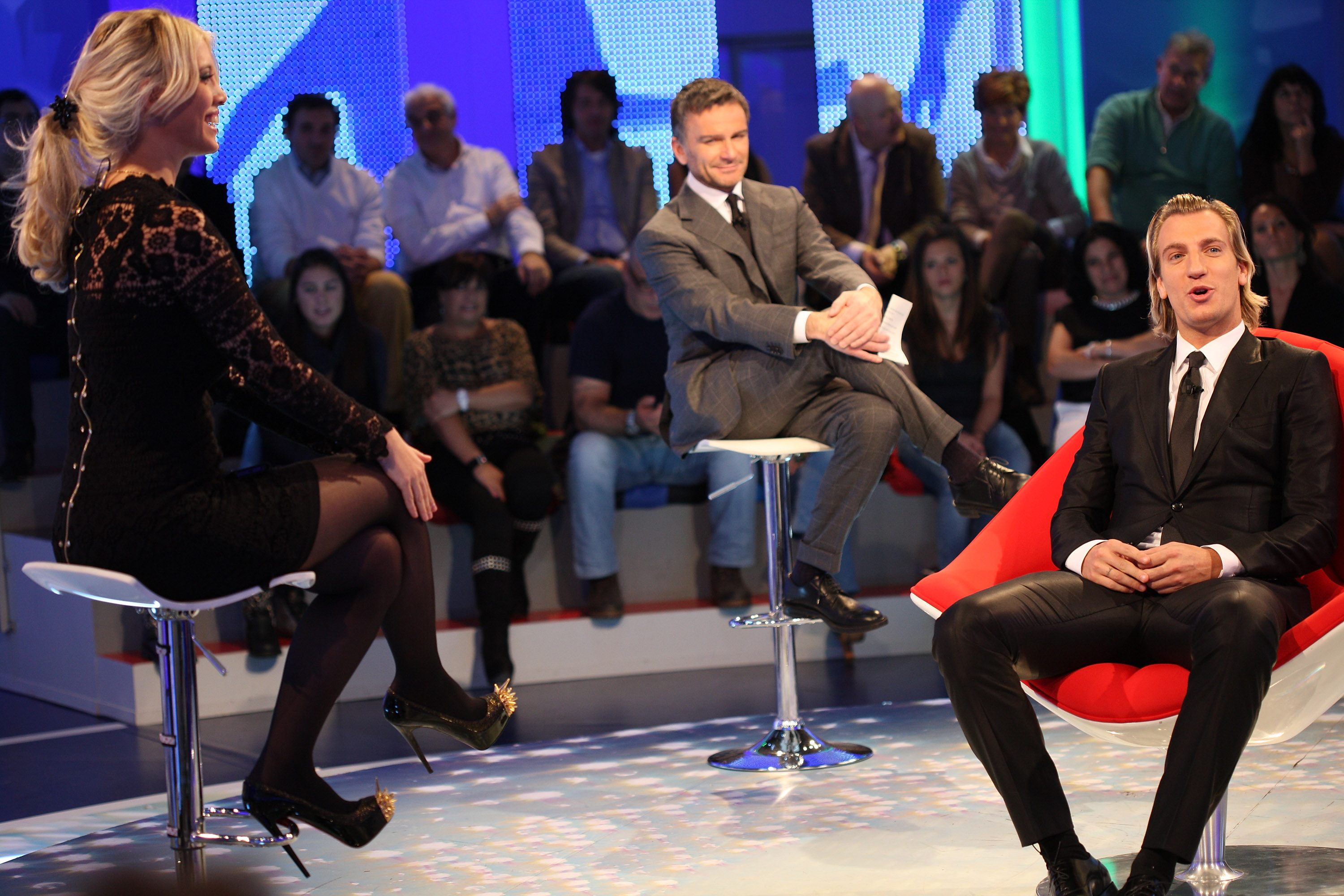 Wanda Nara y Maxi López asisten al programa de televisión italiano "Cielo Che Gol" el 2 de diciembre de 2012 en Milán, Italia. | Fuente: Getty Images