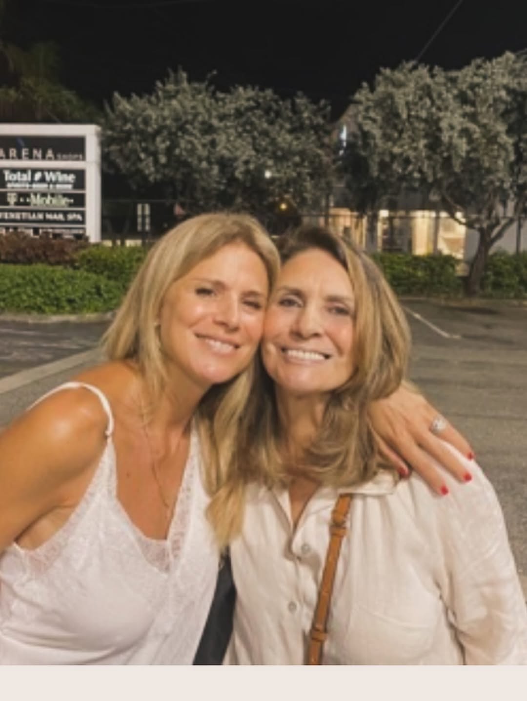 Flavia Palmiero posando junto a su madre, Yuli Laterra | Fuente: Instagram/flapalmiero