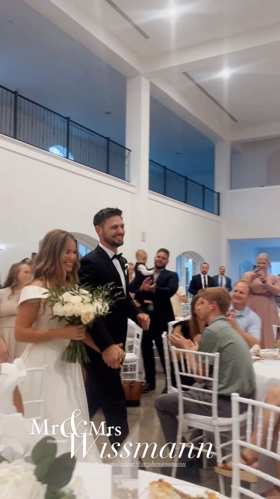 Los invitados a la boda saludan calurosamente a Jana Duggar y Stephen Wissmann al entrar en el salón de recepciones, como se compartió en una Historia de Instagram en agosto de 2024 | Fuente: Instagram/alaythia.wissmann